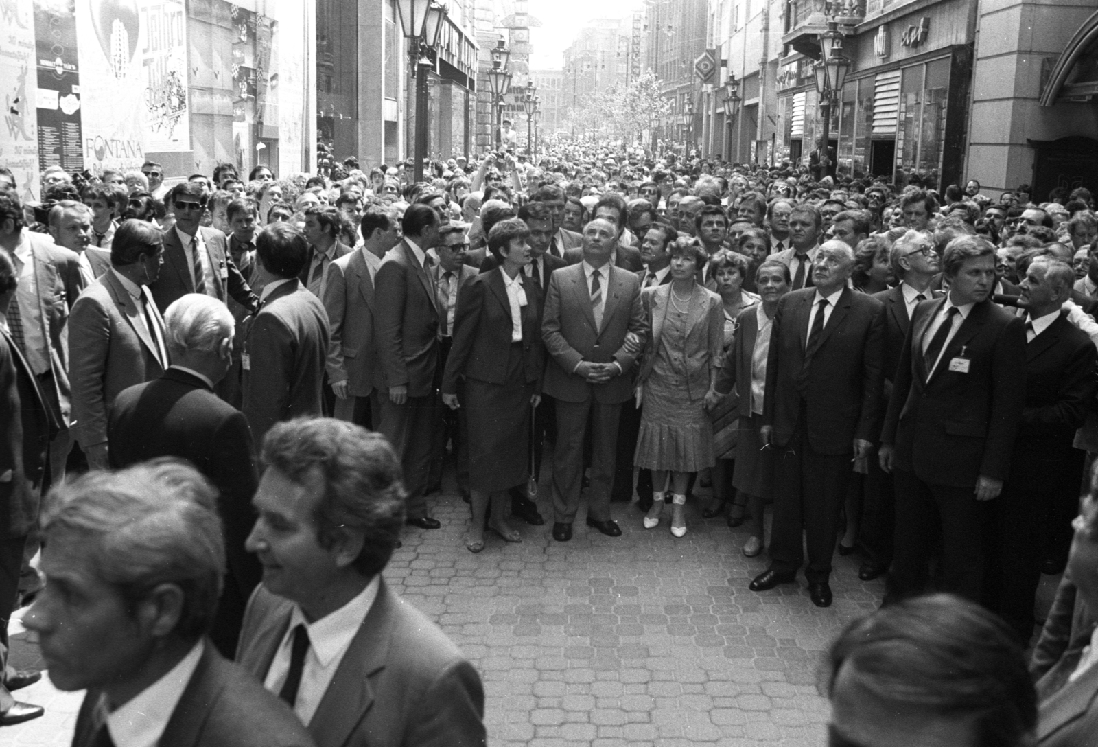 Magyarország, Budapest V., Váci utca, Mihail Gorbacsov szovjet pártvezető városnézésen Kádár János kíséretében., 1986, Szalay Zoltán, Budapest, politikus, Best of, Fortepan #197947