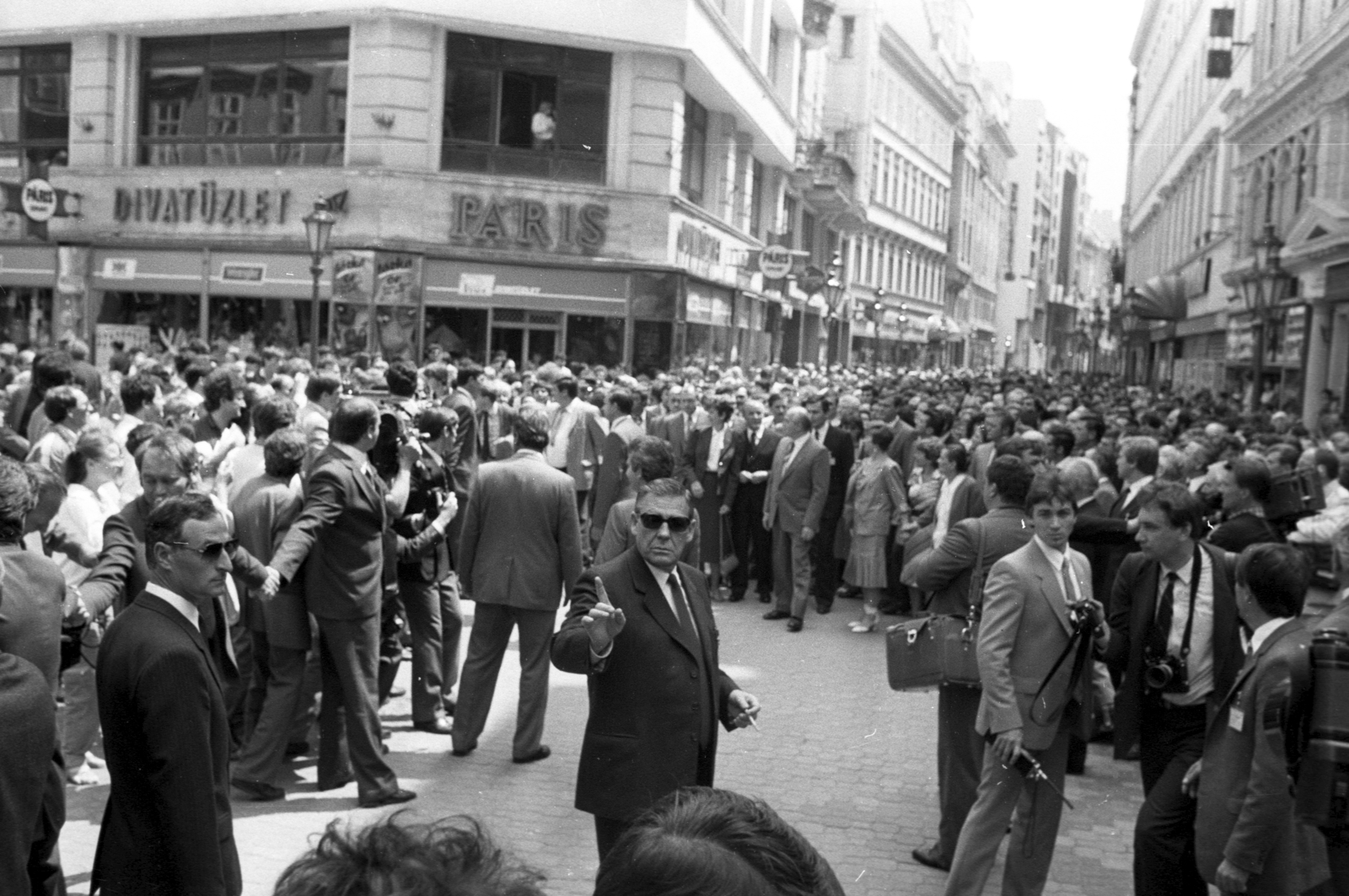 Hungary, Budapest V., Váci utca, Mihail Gorbacsov szovjet pártvezető városnézésen Kádár János kíséretében., 1986, Szalay Zoltán, Budapest, politician, Fashion store, Fortepan #197949