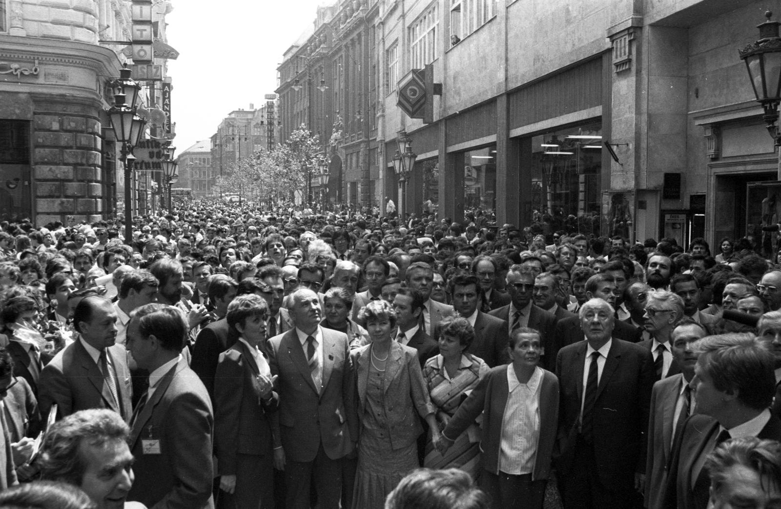 Hungary, Budapest V., Váci utca, Mihail Gorbacsov szovjet pártvezető városnézésen Kádár János kíséretében., 1986, Szalay Zoltán, Budapest, politician, Fortepan #197950