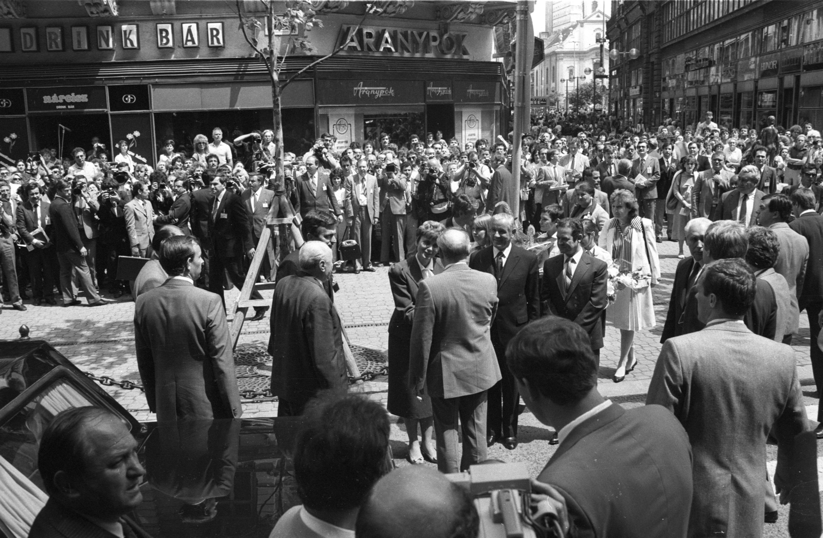 Magyarország, Budapest V., Váci utca - Kígyó utca sarok, Mihail Gorbacsov szovjet pártvezető városnézésen Kádár János kíséretében., 1986, Szalay Zoltán, Budapest, Aranypók, politikus, Fortepan #197952