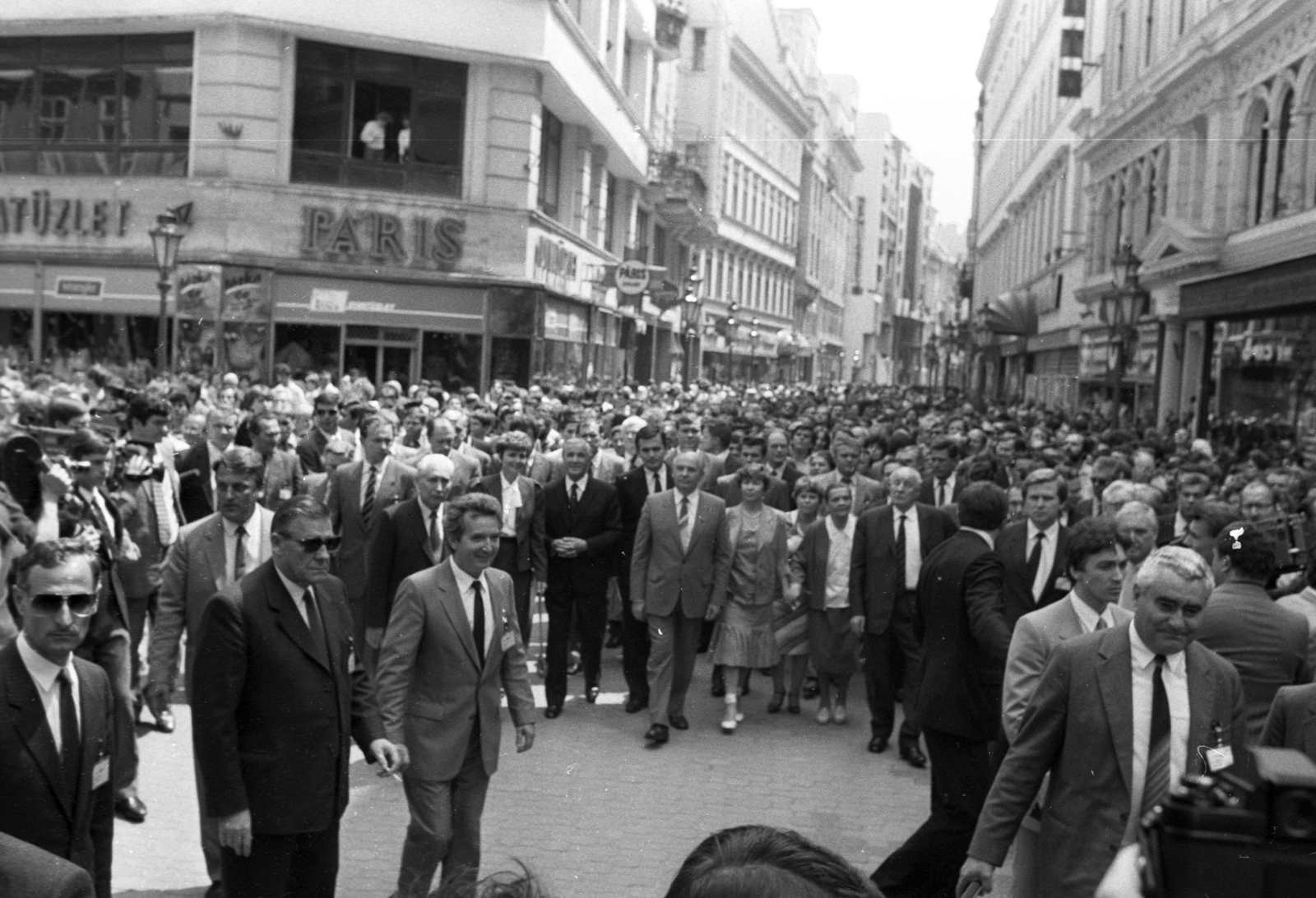 Hungary, Budapest V., Váci utca, Mihail Gorbacsov szovjet pártvezető városnézésen Kádár János kíséretében., 1986, Szalay Zoltán, Budapest, politician, Fortepan #197953