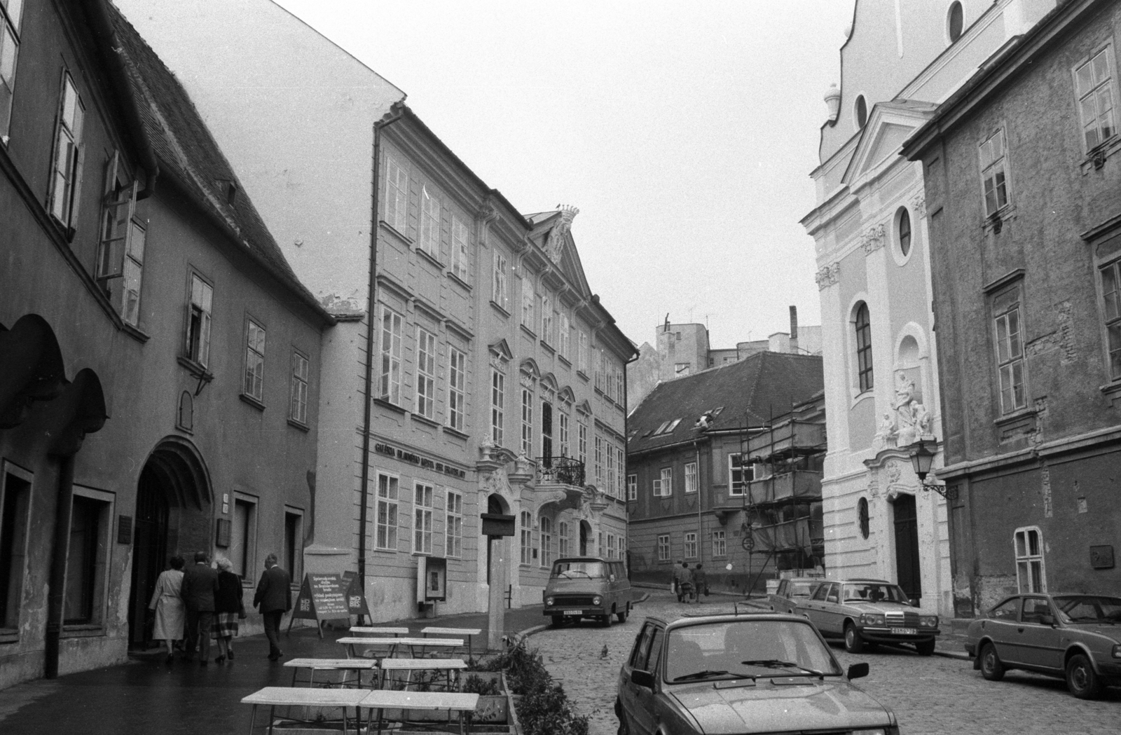 Slovakia, Bratislava, Ferenciek tere (Františkánske námestie), szemben a Zámočnícka ulica. Jobbra az Angyali üdvözlet temploma (Kostel Zvěstování Páně)., 1986, Szalay Zoltán, Fortepan #197960