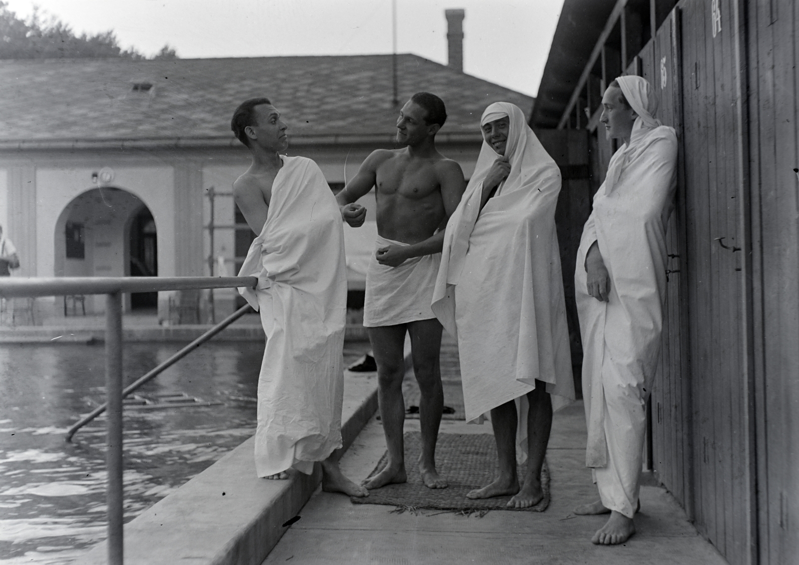 Hungary, Komló, Sikonda-gyógyfürdő., 1936, Privát Fotó és Film Archívum-Höfler Tibor gyűjtemény, muscle, half-naked, costume, odd one out, jesting, Fortepan #19797