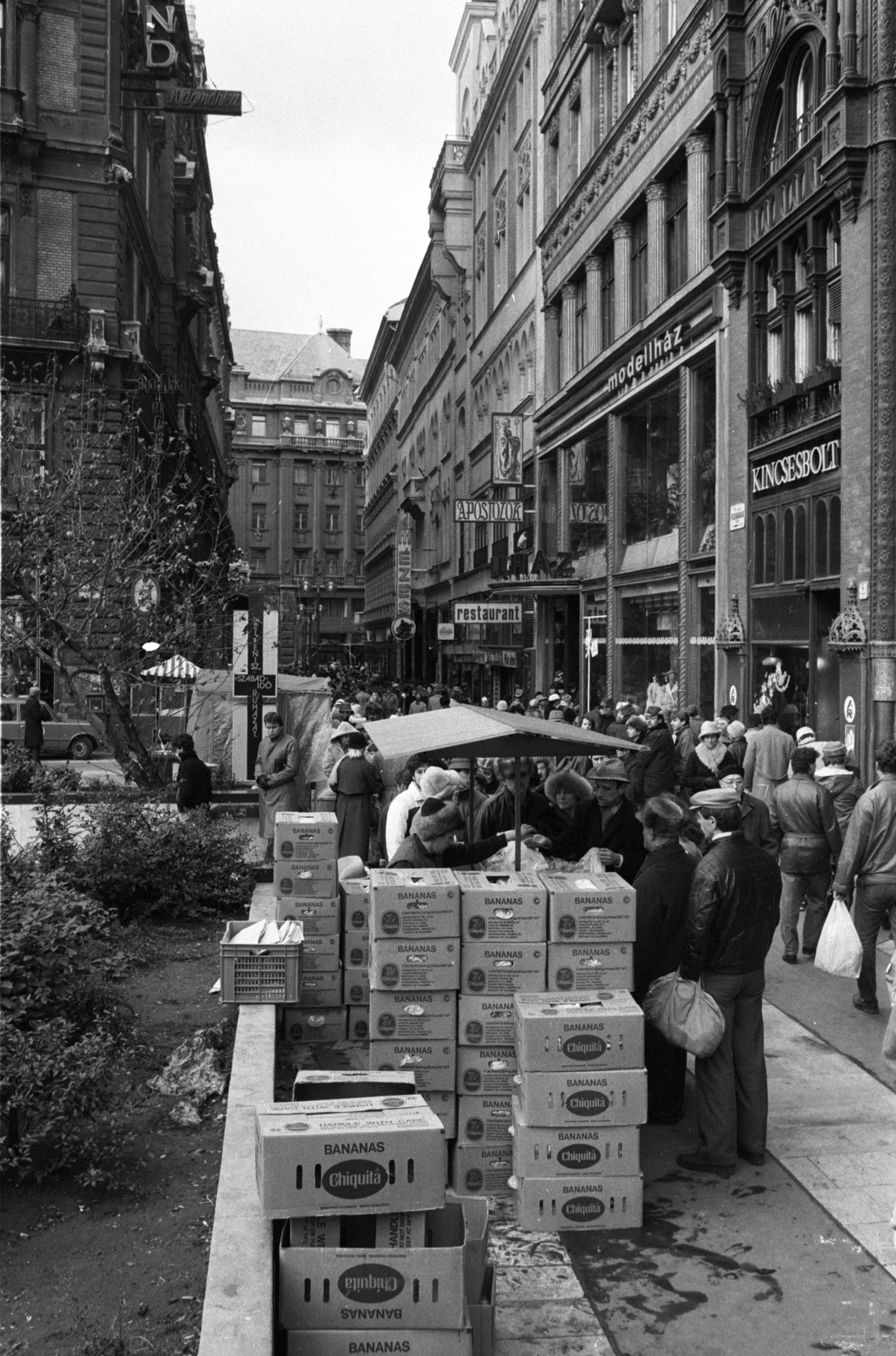 Hungary, Budapest V., Ferenciek tere (Felszabadulás tér) a Kígyó utca felé nézve., 1986, Szalay Zoltán, Budapest, Fortepan #197974