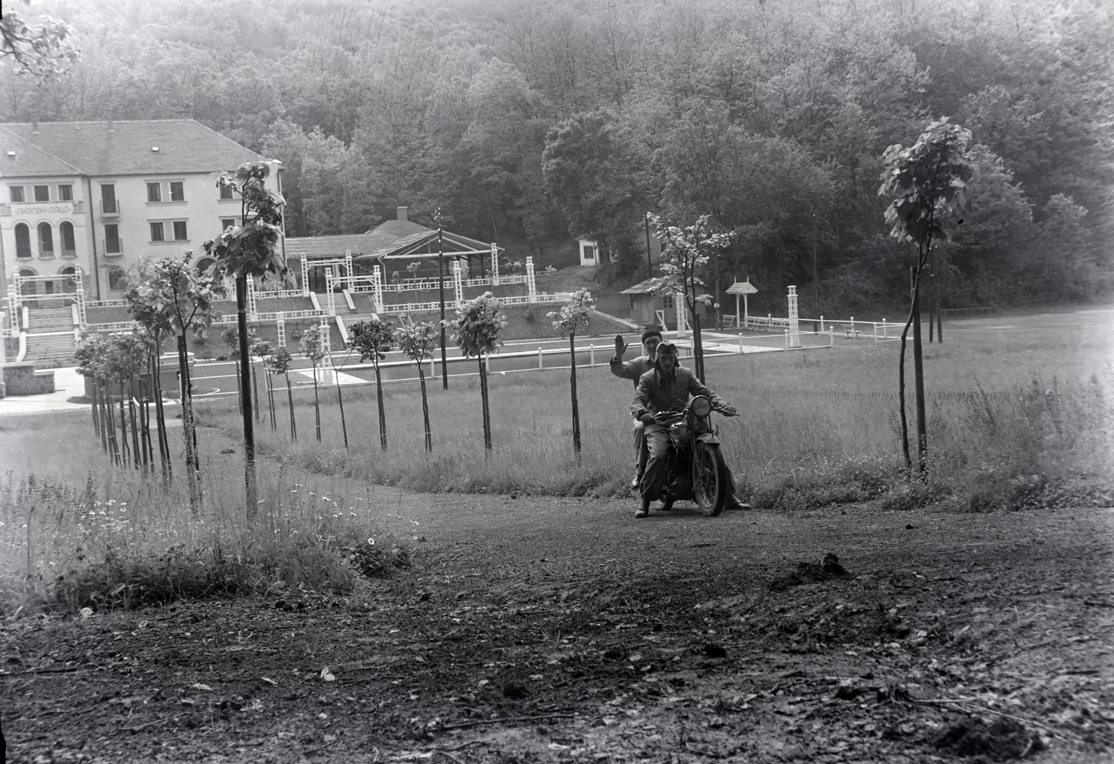 Hungary, Komló, Sikonda Szálló, később Bányász Szanatórium., 1936, Privát Fotó és Film Archívum-Höfler Tibor gyűjtemény, motorcycle, Fortepan #19798