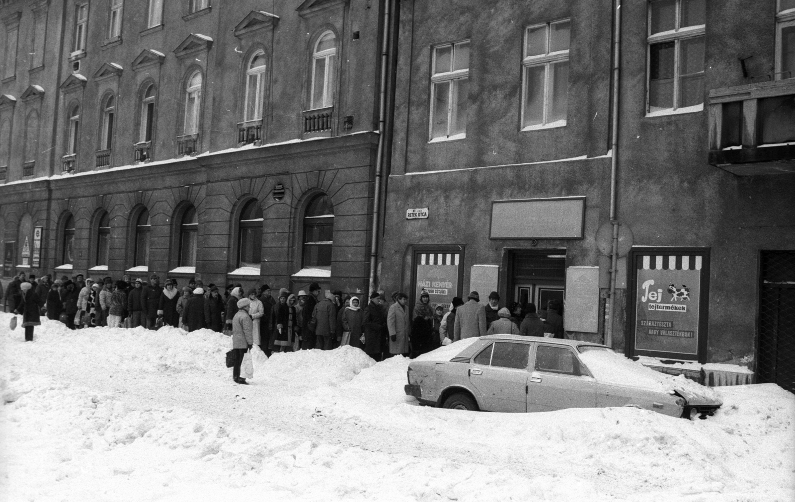 Magyarország, Budapest II., Retek utca 4, sorban állók a Fővárosi Sütőipari Vállalat péksége előtt, az 1987 januári nagy havazás idején., 1987, Szalay Zoltán, Budapest, Fortepan #197990