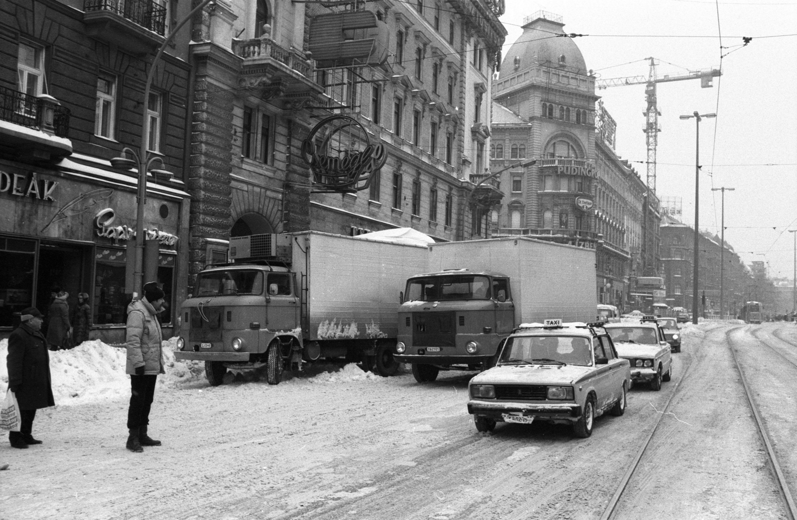 Magyarország, Budapest VII.,Budapest VIII., Erzsébet (Lenin) körút a Blaha Lujza tér felé nézve. Élelmiszerszállítás az 1987. januári nagy havazás idején a Csemege Áruház / éjjel-nappal közért előtt., 1987, Szalay Zoltán, rendszám, Budapest, Fortepan #197992