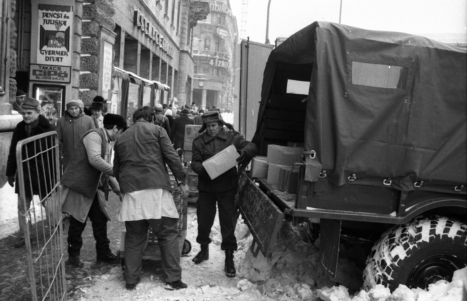 Magyarország, Budapest VII.,Budapest VIII., Erzsébet (Lenin) körút a Rákóczi út felé nézve. Élelmiszerszállítás az 1987. januári nagy havazás idején a Csemege Áruház / éjjel-nappal közért előtt., 1987, Szalay Zoltán, Budapest, Fortepan #197994