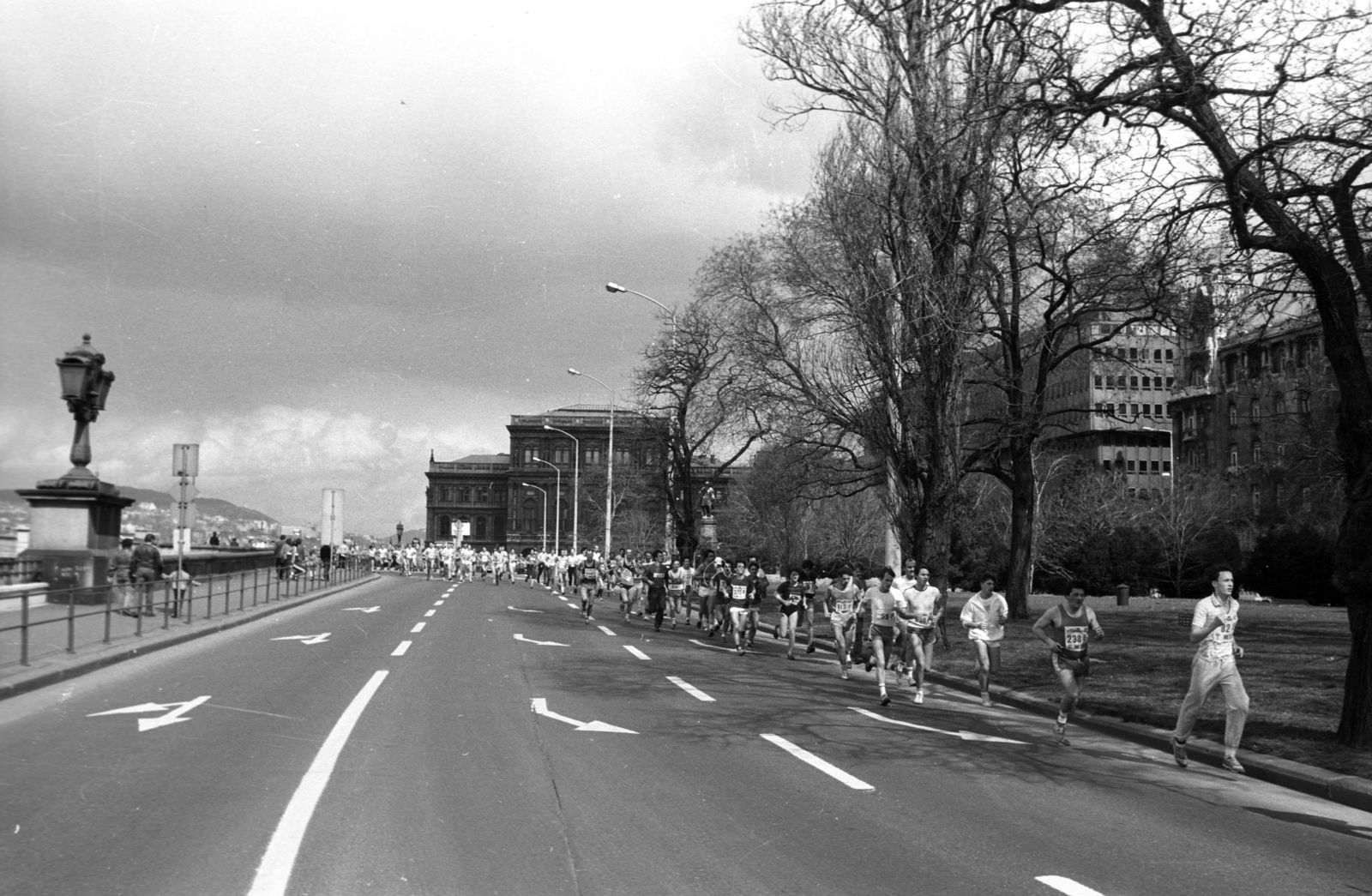 Magyarország, Budapest V., Széchenyi István (Roosevelt) tér, háttérben a Magyar Tudományos Akadémia. A 2. budapesti Vivicittá városvédő futóverseny 1987. április 5-én., 1987, Szalay Zoltán, Budapest, Fortepan #198026