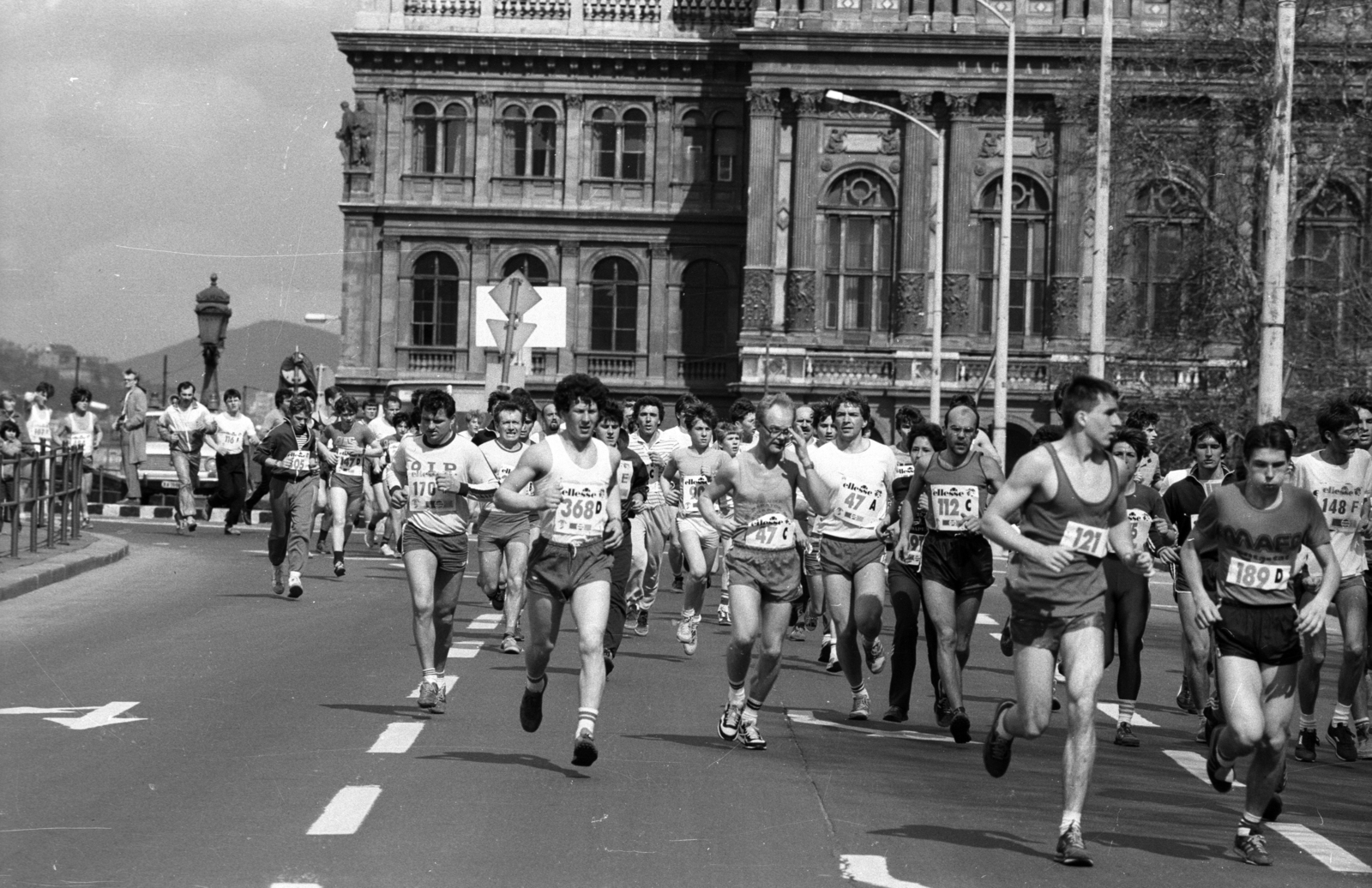 Hungary, Budapest V., Széchenyi István (Roosevelt) tér, háttérben a Magyar Tudományos Akadémia. A 2. budapesti Vivicittá városvédő futóverseny 1987. április 5-én., 1987, Szalay Zoltán, Budapest, sport jersey, starting number, Best of, Fortepan #198029