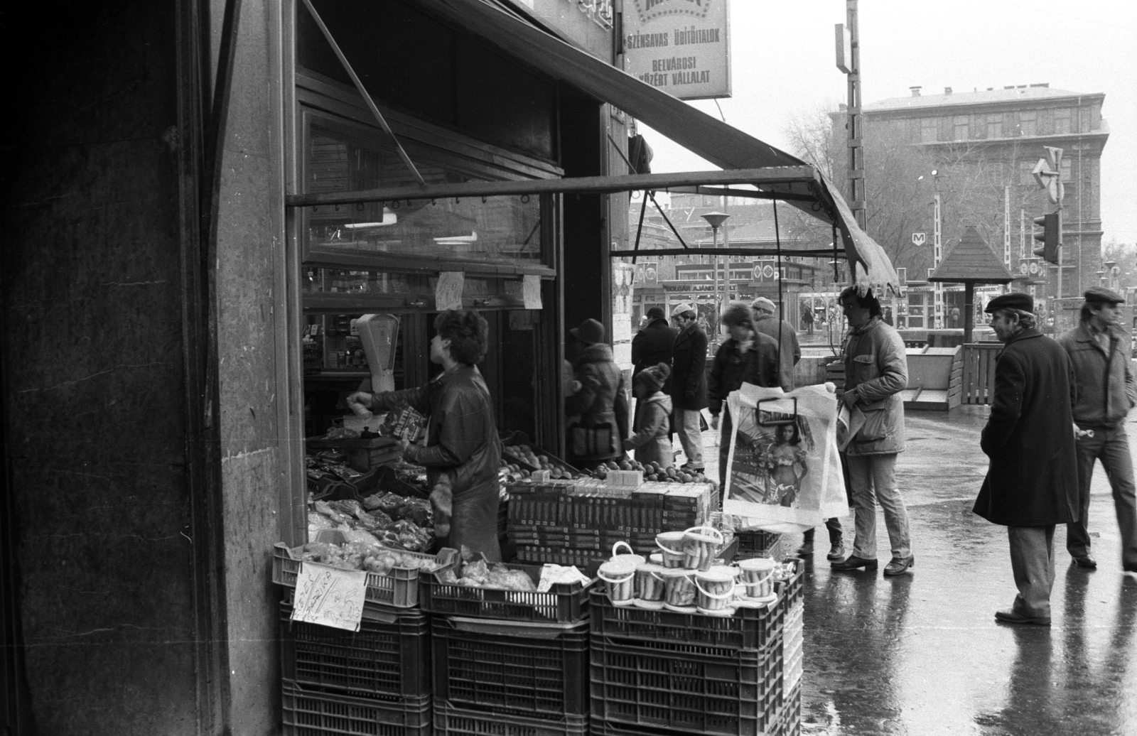 Magyarország, Budapest VII.,Budapest VIII., Astoria kereszteződés a Károly (Tanács) körút 1. felől a Múzeum körút és az ELTE épülete felé nézve., 1987, Szalay Zoltán, Budapest, Fortepan #198042