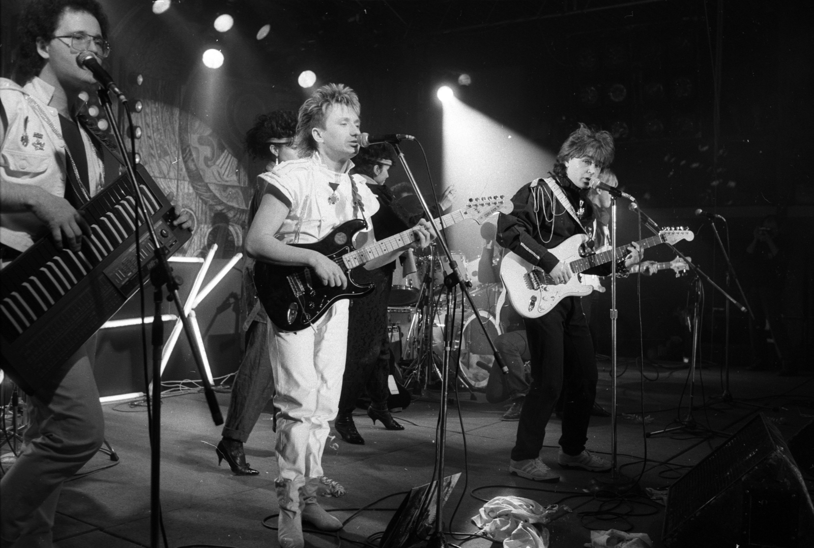 Hungary, Budapest XI., Villányi út 29-43., a Kertészeti Egyetem Klubja (KEK), Pop-meccs gála 1986. február 8-án. Az R-GO együttes, jobbra Szikora Róbert., 1986, Szalay Zoltán, Budapest, Fortepan #198045