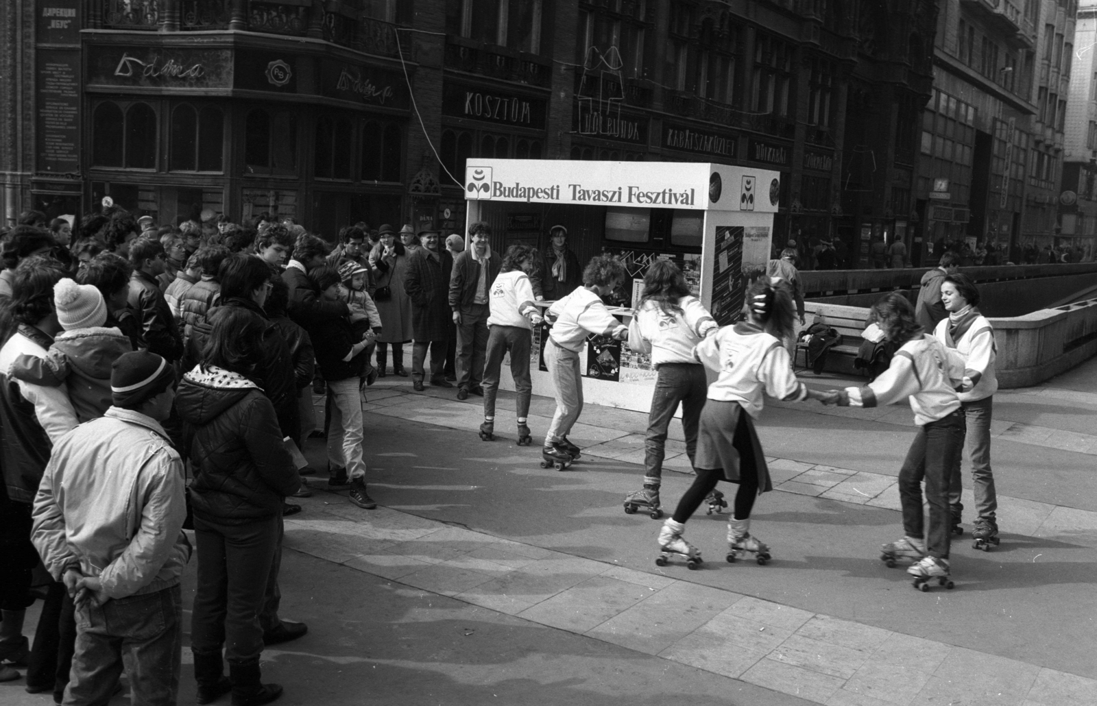 Hungary, Budapest V., Ferenciek tere (Felszabadulás tér) a Petőfi Sándor utca torkolatánál. A felvétel a Budapesti Tavaszi Fesztivál alkalmával készült., 1986, Szalay Zoltán, Budapest, Fortepan #198057