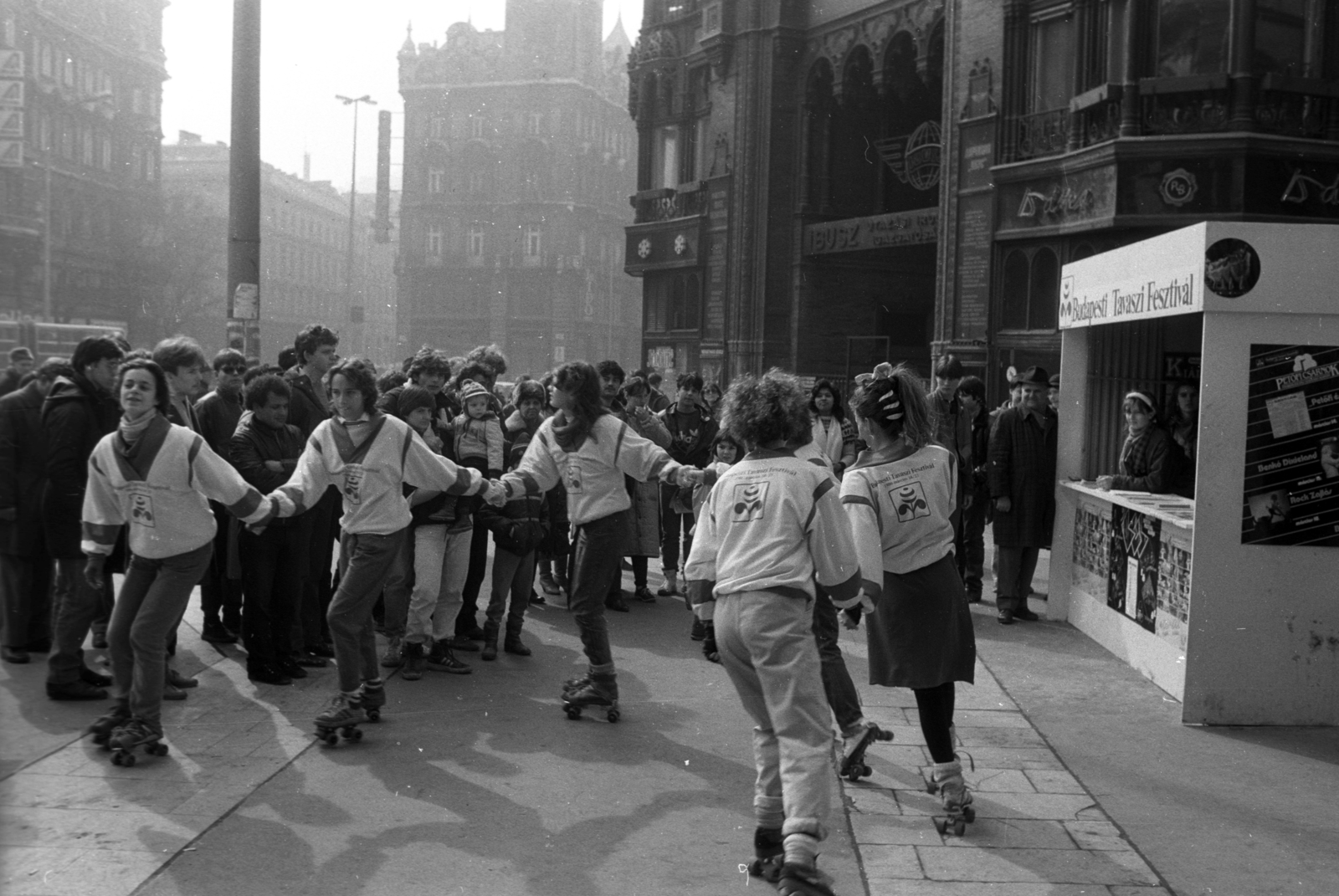 Hungary, Budapest V., Ferenciek tere (Felszabadulás tér) a Petőfi Sándor utca torkolatánál. A felvétel a Budapesti Tavaszi Fesztivál alkalmával készült., 1986, Szalay Zoltán, Budapest, Fortepan #198058