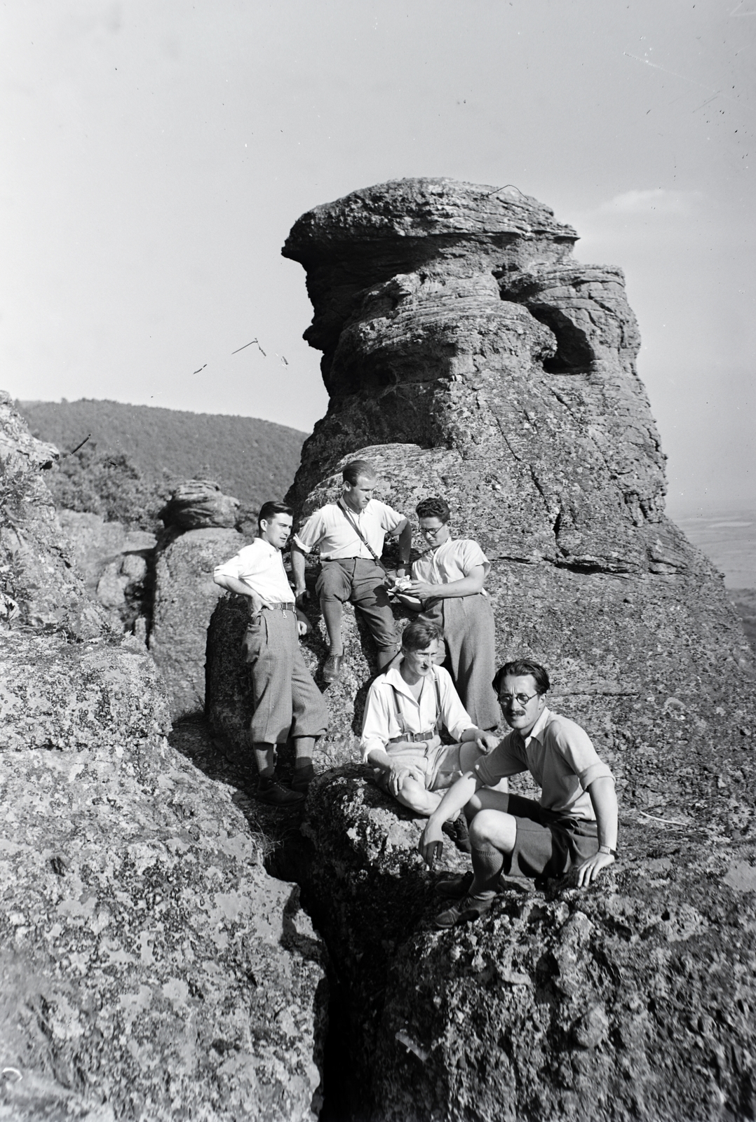 Hungary, Kővágószőlős, Jakab Hill,Mecsek, kirándulás a Babás szerkövekhez., 1935, Privát Fotó és Film Archívum-Höfler Tibor gyűjtemény, excursion, tableau, men, rock, sitting on a rock, Fortepan #19806