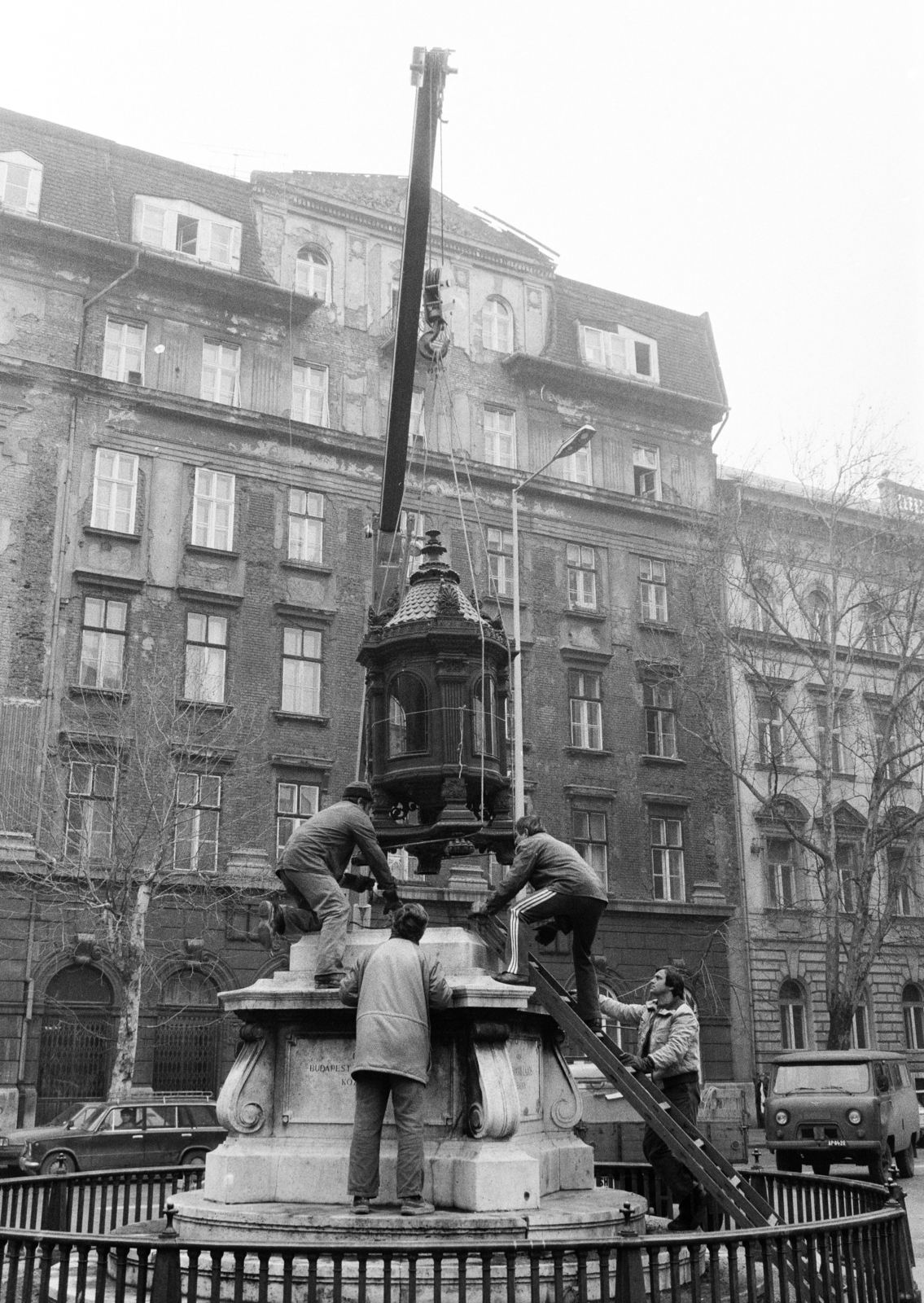 Hungary, Budapest V., a Báthory utca és a Hold (Rosenberg házaspár) utca kereszteződésénél található tér, a Batthyány örökmécses visszahelyezése javítás után., 1986, Szalay Zoltán, Budapest, Fortepan #198060