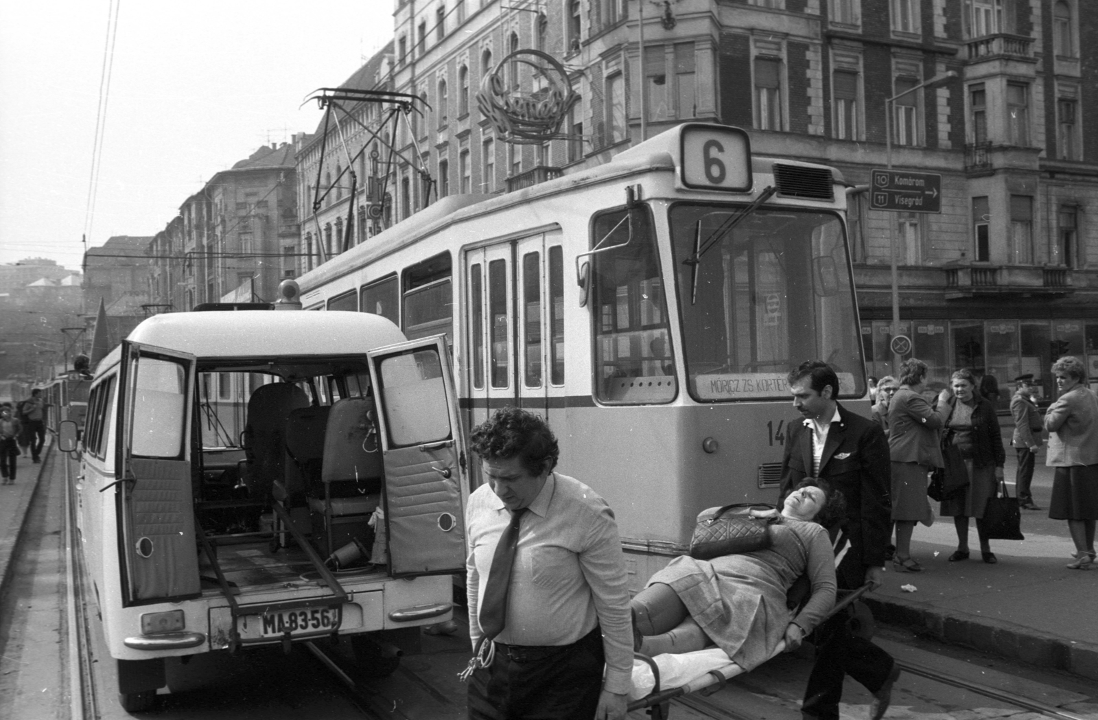 Hungary, Budapest II., Margit híd budai hídfő, baleset a villamosmegállóban., 1986, Szalay Zoltán, Budapest, public transport line number, barrow, Csemege enterprise, ambulance, Fortepan #198066