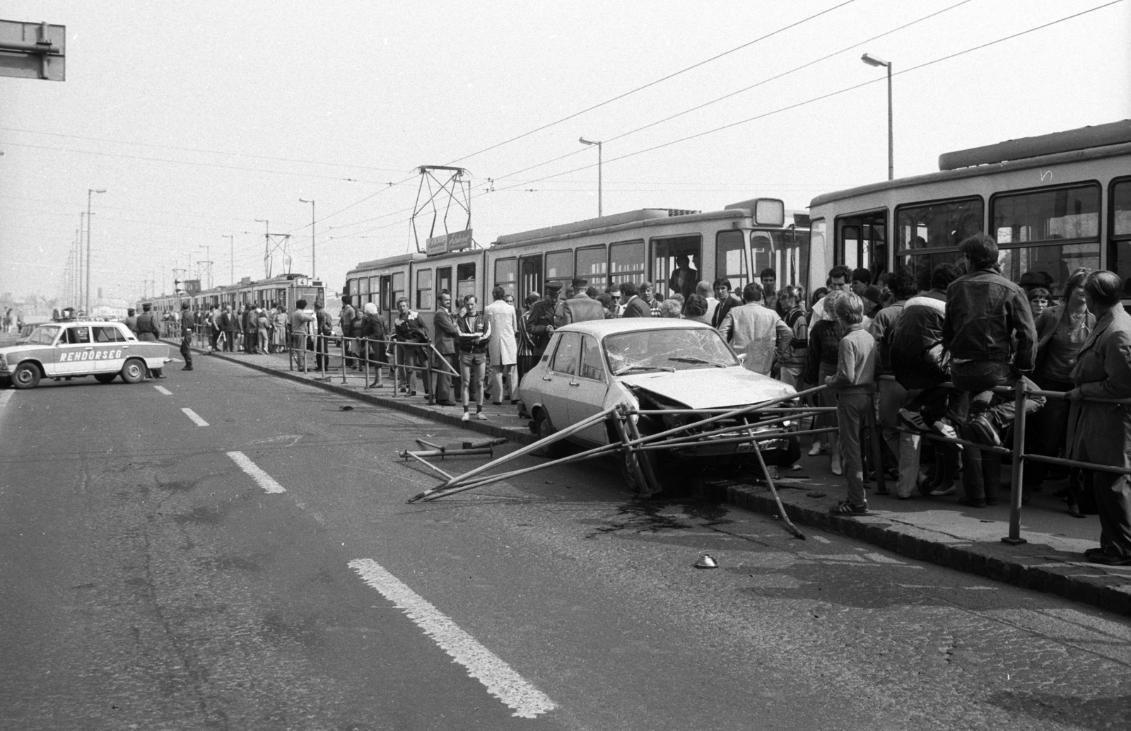 Hungary, Budapest II., Margit híd budai hídfő, baleset a villamosmegállóban., 1986, Szalay Zoltán, Budapest, Fortepan #198068