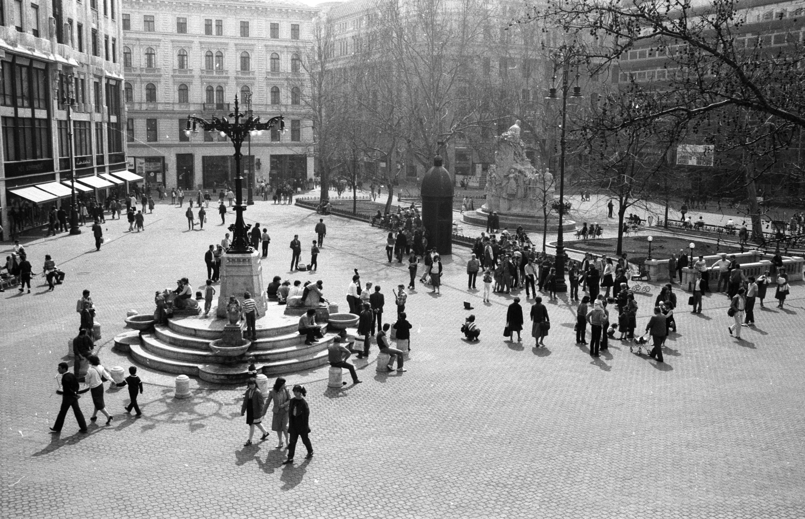 Hungary, Budapest V., Vörösmarty tér, balra az Oroszlános díszkút, távolabb Vörösmarty Mihály szobra., 1987, Szalay Zoltán, Budapest, Fortepan #198071