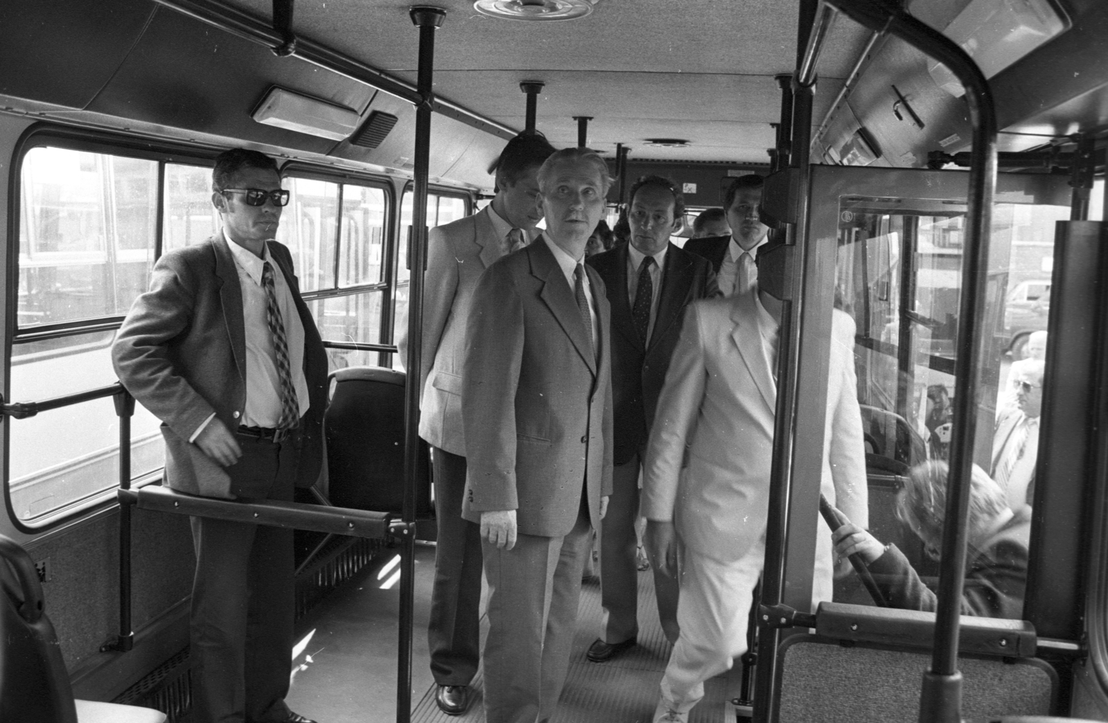 Magyarország, Budapest XVI., Margit utca, az IKARUS mátyásföldi gyártelepe, Lázár György miniszterelnök látogatása., 1986, Szalay Zoltán, Budapest, Fortepan #198085