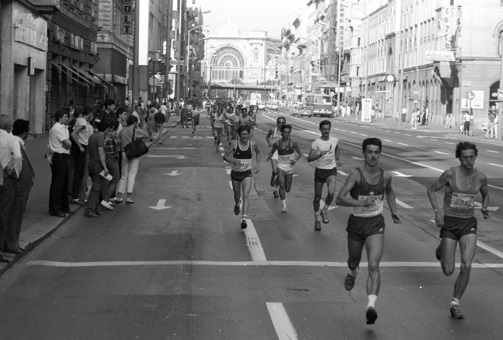 Magyarország, Budapest VII.,Budapest VIII., Rákóczi út az Osvát utca torkolatától a Keleti pályaudvar felé nézve. A Sport Aid elnevezésű, az afrikai éhezők megsegítésére rendezett futóverseny., 1986, Szalay Zoltán, Budapest, Fortepan #198089