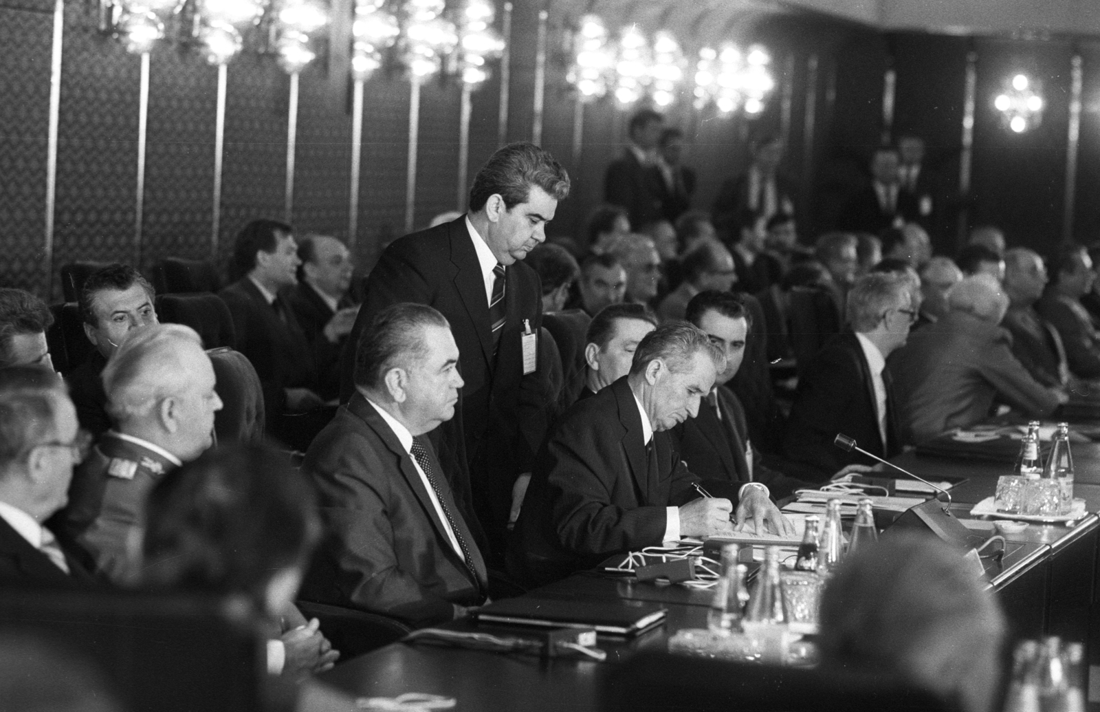 Hungary, Budapest XII., Béla király út 28-30., a kormány vendégháza, a Varsói Szerződés Politikai Tanácskozó Testületének budapesti találkozója 1986. június 11-én. Szemben Románia küldöttsége, középen éppen aláír Nicolae Ceaușescu román pártvezető., 1986, Szalay Zoltán, Budapest, Fortepan #198092