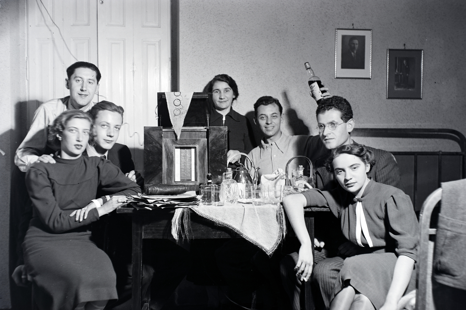 1939, Privát Fotó és Film Archívum-Höfler Tibor gyűjtemény, radio, drinking, companionship, kettle, Fortepan #19811