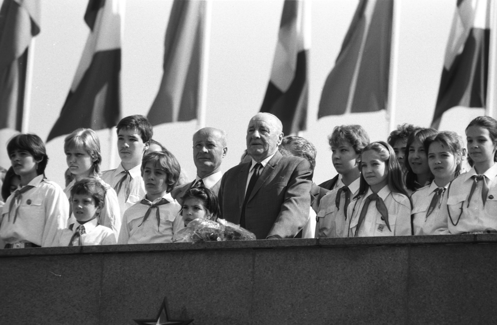 Hungary, Budapest XIV., Ötvenhatosok tere (Felvonulási tér), dísztribün, középen Kádár János az MSZMP KB első titkára, mögötte balra Losonczy Pál az Elnöki Tanács elnöke., 1986, Szalay Zoltán, pioneer, Budapest, Fortepan #198146