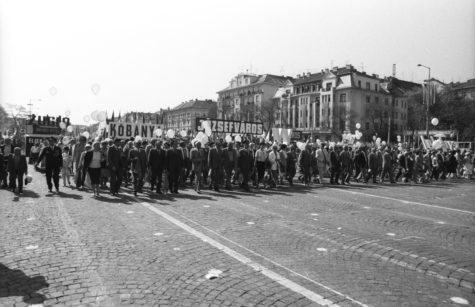 Hungary, Budapest XIV.,Budapest VI., Ötvenhatosok tere (Felvonulási tér), május 1-i felvonulás, háttérben a Dózsa György út házsora., 1986, Szalay Zoltán, Budapest, Fortepan #198150