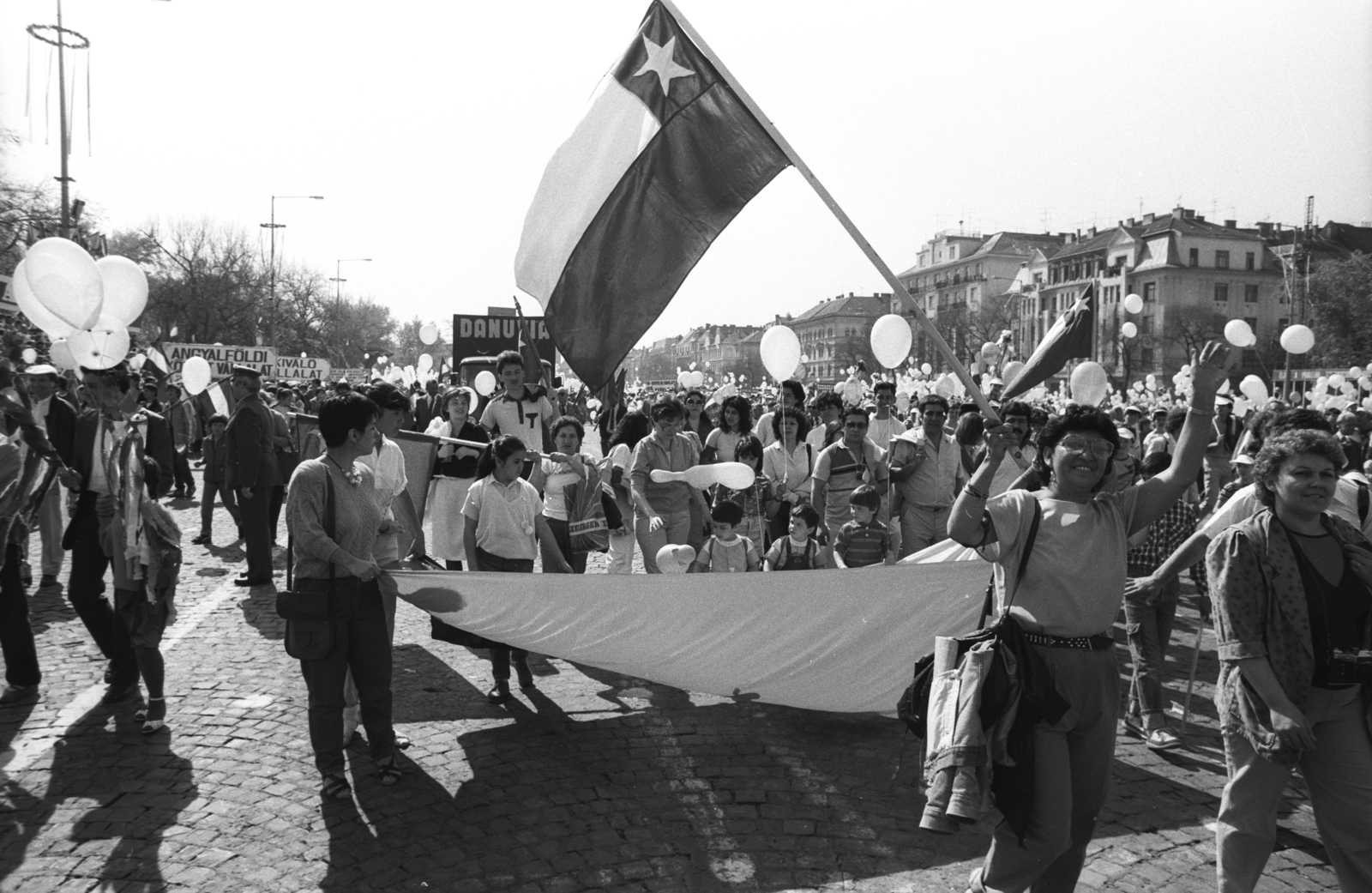 Hungary, Budapest XIV.,Budapest VI., Ötvenhatosok tere (Felvonulási tér), május 1-i felvonulás, háttérben a Dózsa György út házsora., 1986, Szalay Zoltán, Budapest, Fortepan #198152