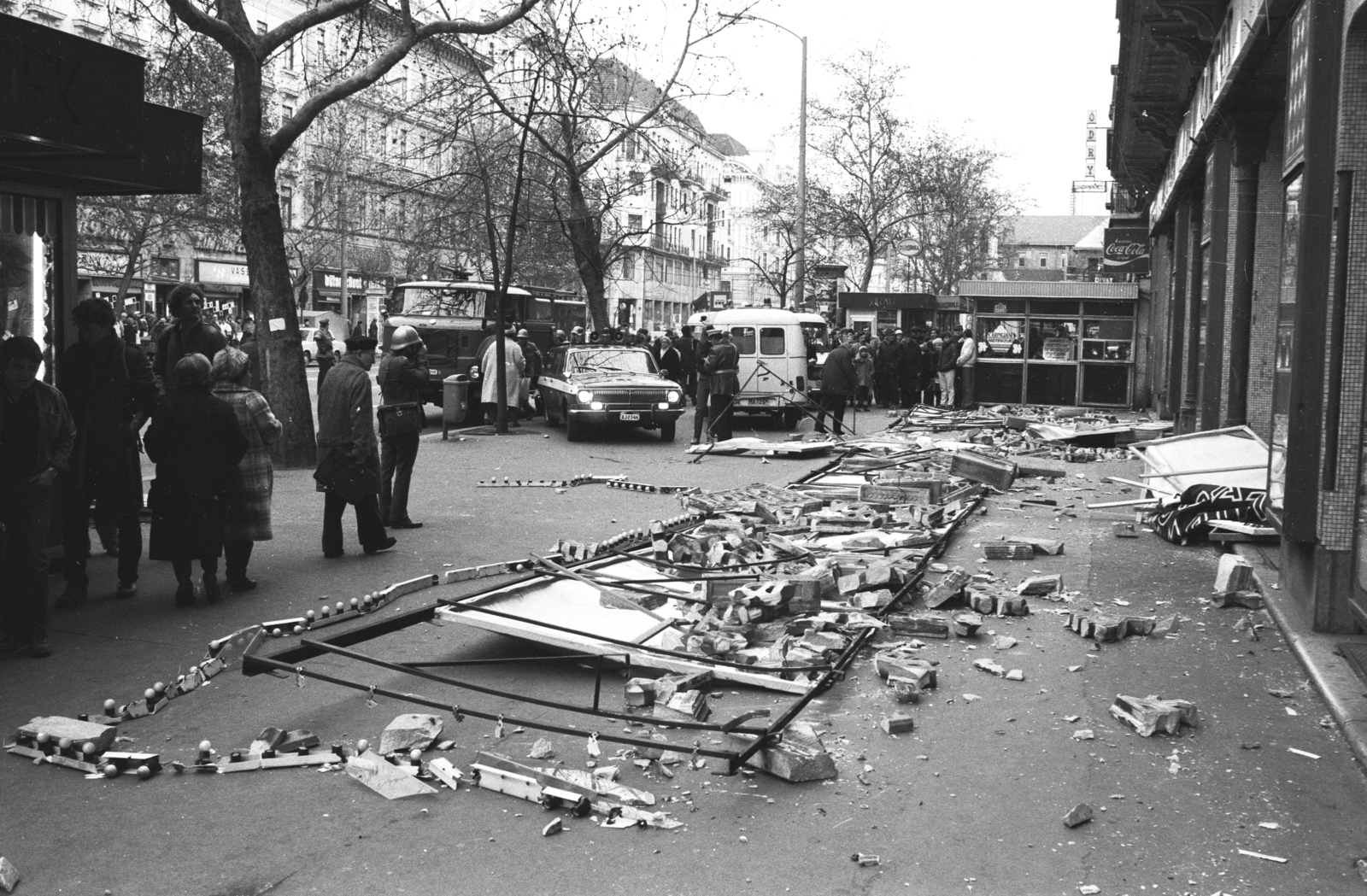 Hungary, Budapest VIII.,Budapest VII., Rákóczi út 21., az Uránia mozi homlokzatára felfüggesztett transzparens a viharos szélben lezuhant, és magával rántotta a mélybe a többmázsás kőkorlátot is., 1985, Szalay Zoltán, Budapest, Fortepan #198162