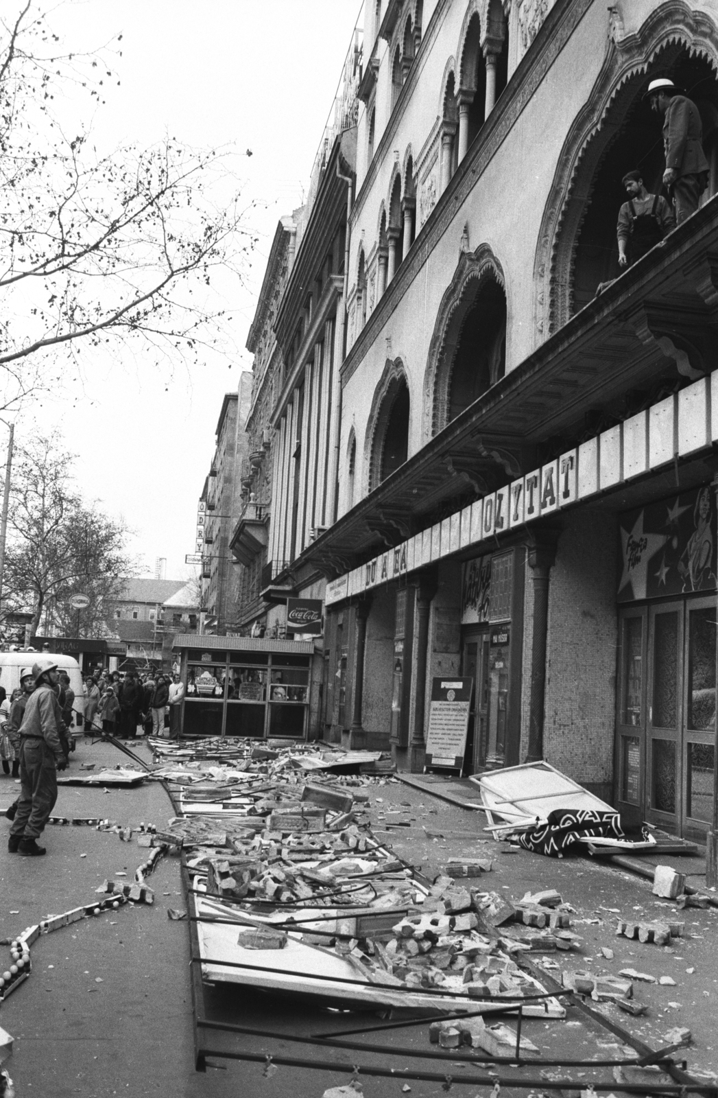 Hungary, Budapest VIII., Rákóczi út 21., az Uránia mozi homlokzatára felfüggesztett transzparens a viharos szélben lezuhant, és magával rántotta a mélybe a többmázsás kőkorlátot is., 1985, Szalay Zoltán, Budapest, Fortepan #198163