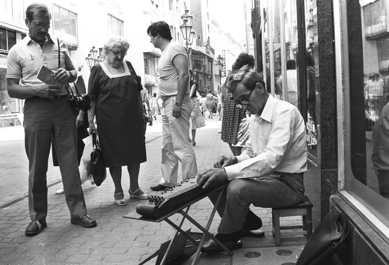 Hungary, Budapest V., Váci utca a Régi posta utca - Párizsi (Párisi) utca közötti szakaszon. Ferenczi István népi iparművész, hangszerkészítő saját készítésű citerán játszik., 1986, Szalay Zoltán, zither, Budapest, Fortepan #198165