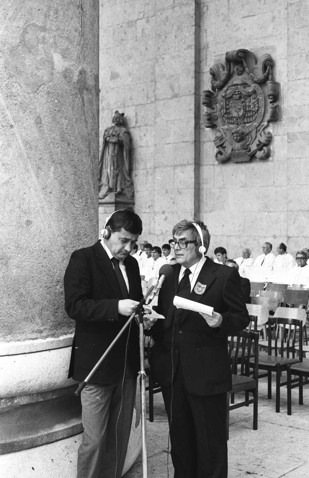 Hungary, Esztergom, Lékai László esztergomi érsek, prímás, bíboros gyászszertartása a Bazilika előtt 1986. július 8-án. Jobbra Rapcsányi László a Magyar Rádió szerkesztő-riportere., 1986, Szalay Zoltán, Fortepan #198178