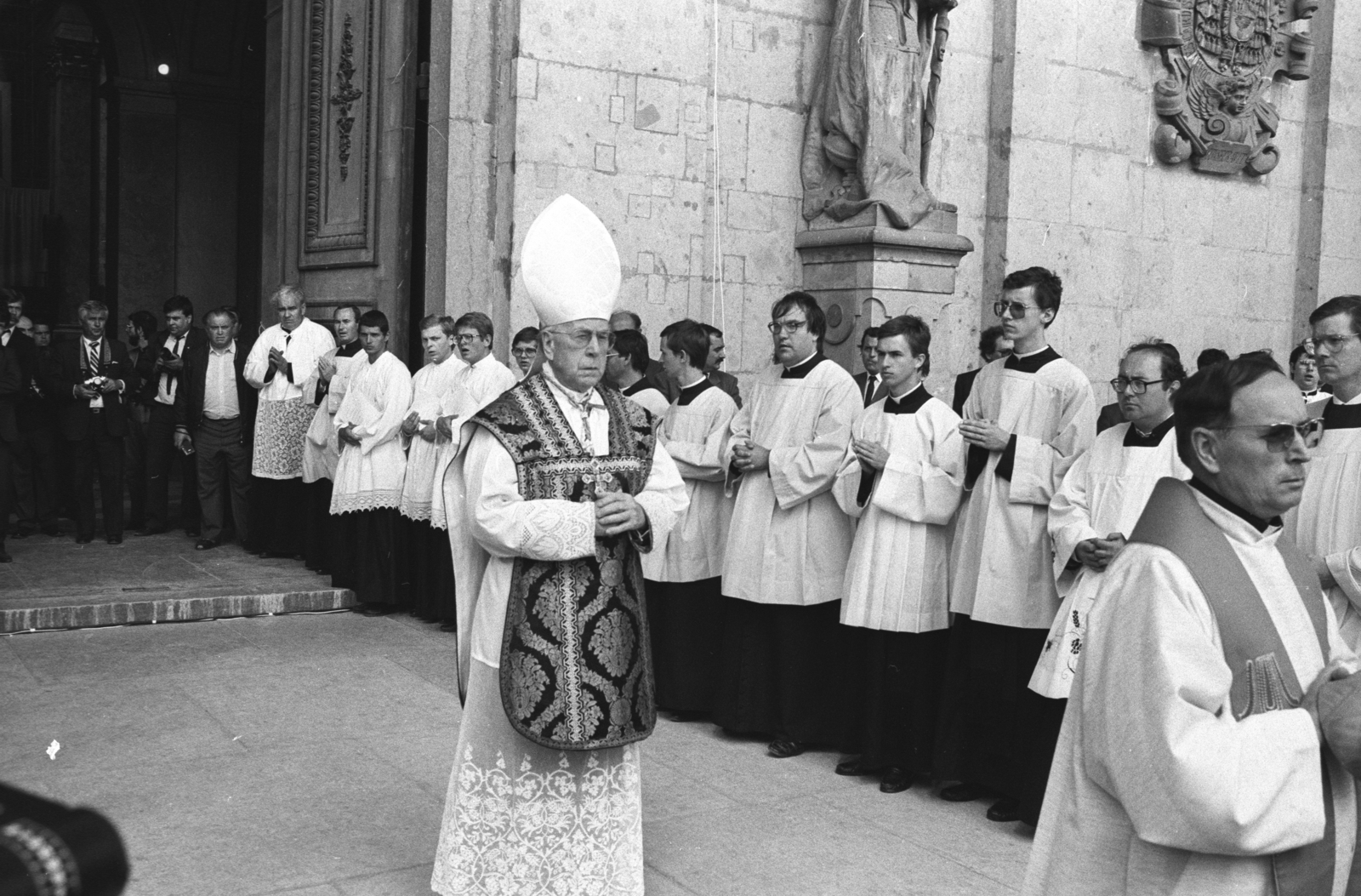 Hungary, Esztergom, Lékai László esztergomi érsek, prímás, bíboros gyászszertartása a Bazilika előtt 1986. július 8-án. A főcelebráns Franz König bíboros, nyugalmazott bécsi érsek., 1986, Szalay Zoltán, Fortepan #198185