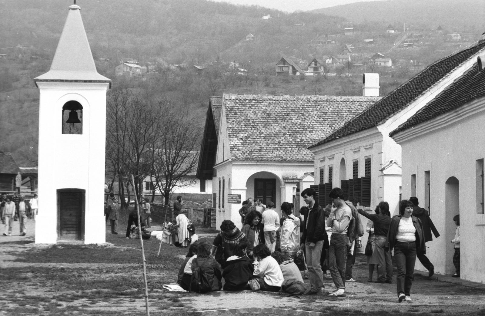 Magyarország, Szentendre, Szabadtéri Néprajzi Múzeum (Skanzen). Kisalföld tájegység, balra az Újkéri harangláb., 1987, Szalay Zoltán, Fortepan #198190