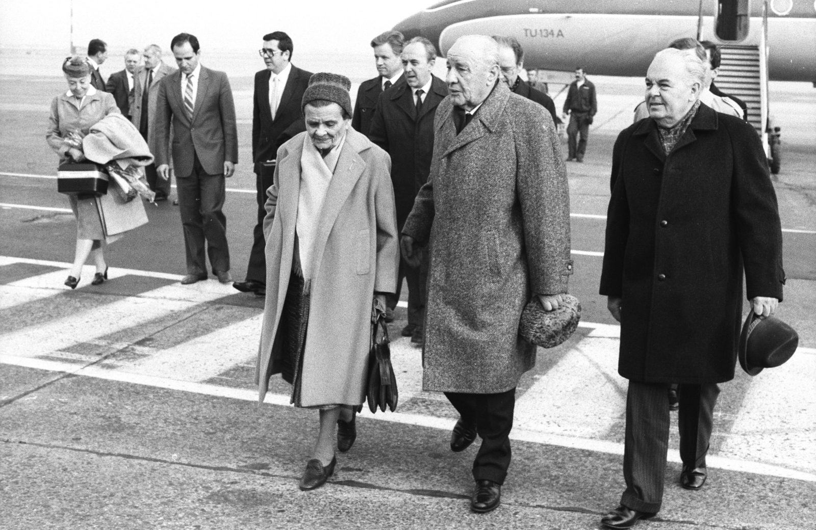 Hungary, Ferihegy (now - Ferenc Liszt) International Airport, Budapest XVIII., Kádár János az MSZMP KB első titkára feleségével és Németh Károllyal 1986. november 12-én, Moszkvából történő hazaérkezése után., 1986, Szalay Zoltán, Budapest, Fortepan #198197