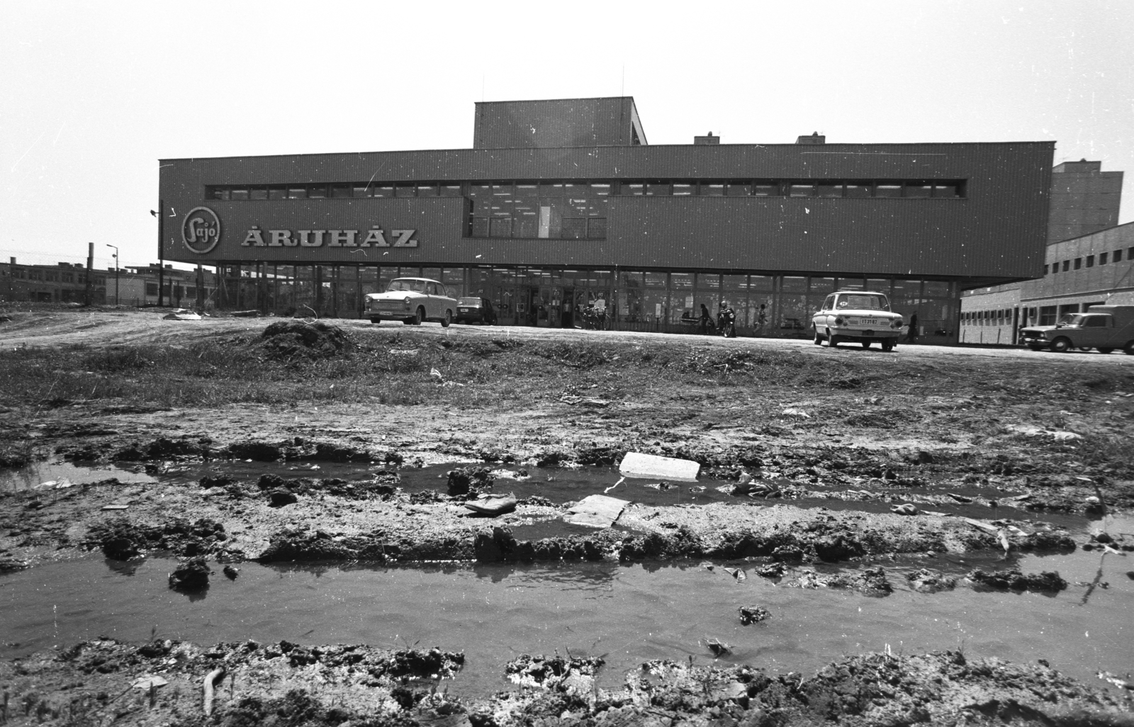 Hungary, Tiszaújváros, (Leninváros), a mai Városház tér, szemben a Sajó Áruház., 1982, Szalay Zoltán, Fortepan #198228