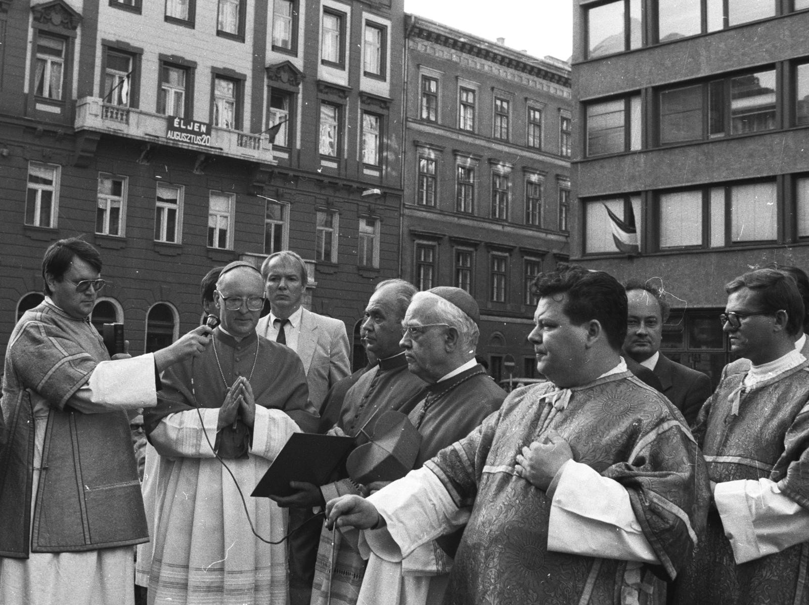 Hungary, Budapest V., Szent István tér a Bazilika előtt, háttérben a Sas (Guszev) utca. Friedrich Wetter bíboros müncheni érsek imát mond a bazilika kupolájának megáldása alkalmával, 1985. augusztus 20-án. Jobbról a második Lékai László bíboros, esztergomi érsek., 1985, Szalay Zoltán, Budapest, Fortepan #198232