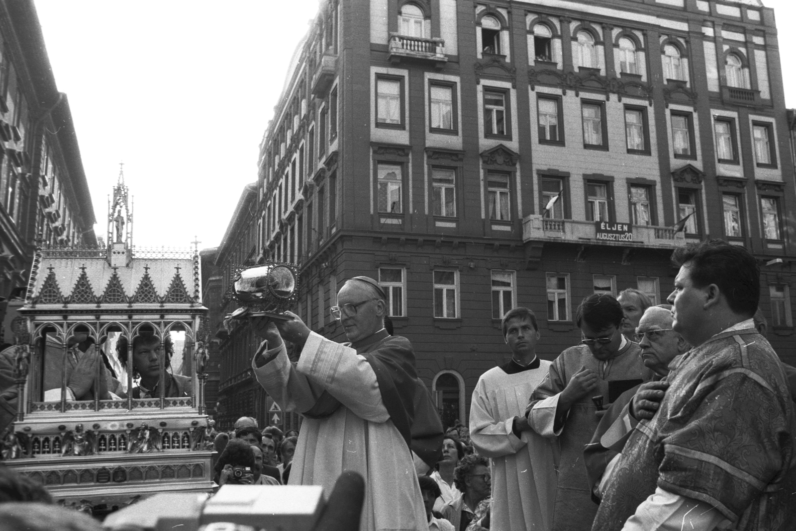 Hungary, Budapest V., Szent István tér a Bazilika előtt, háttérben a Zrinyi utca. A Friedrich Wetter bíboros müncheni érsek kezében Szent Jobbal a bazilika kupolájának megáldása alkalmával, 1985. augusztus 20-án. Jobbról a második Lékai László bíboros, esztergomi érsek., 1985, Szalay Zoltán, Budapest, Fortepan #198237