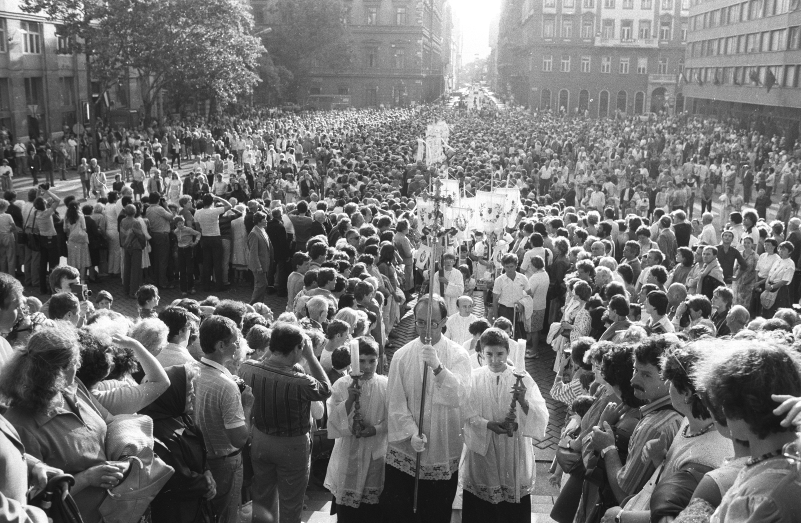 Magyarország, Budapest V., Szent István tér a Bazilika előtt, háttérben a Zrinyi utca. Szent Jobb körmenet a bazilika kupolájának megáldása alkalmával, 1985. augusztus 20-án., 1985, Szalay Zoltán, Budapest, Fortepan #198238