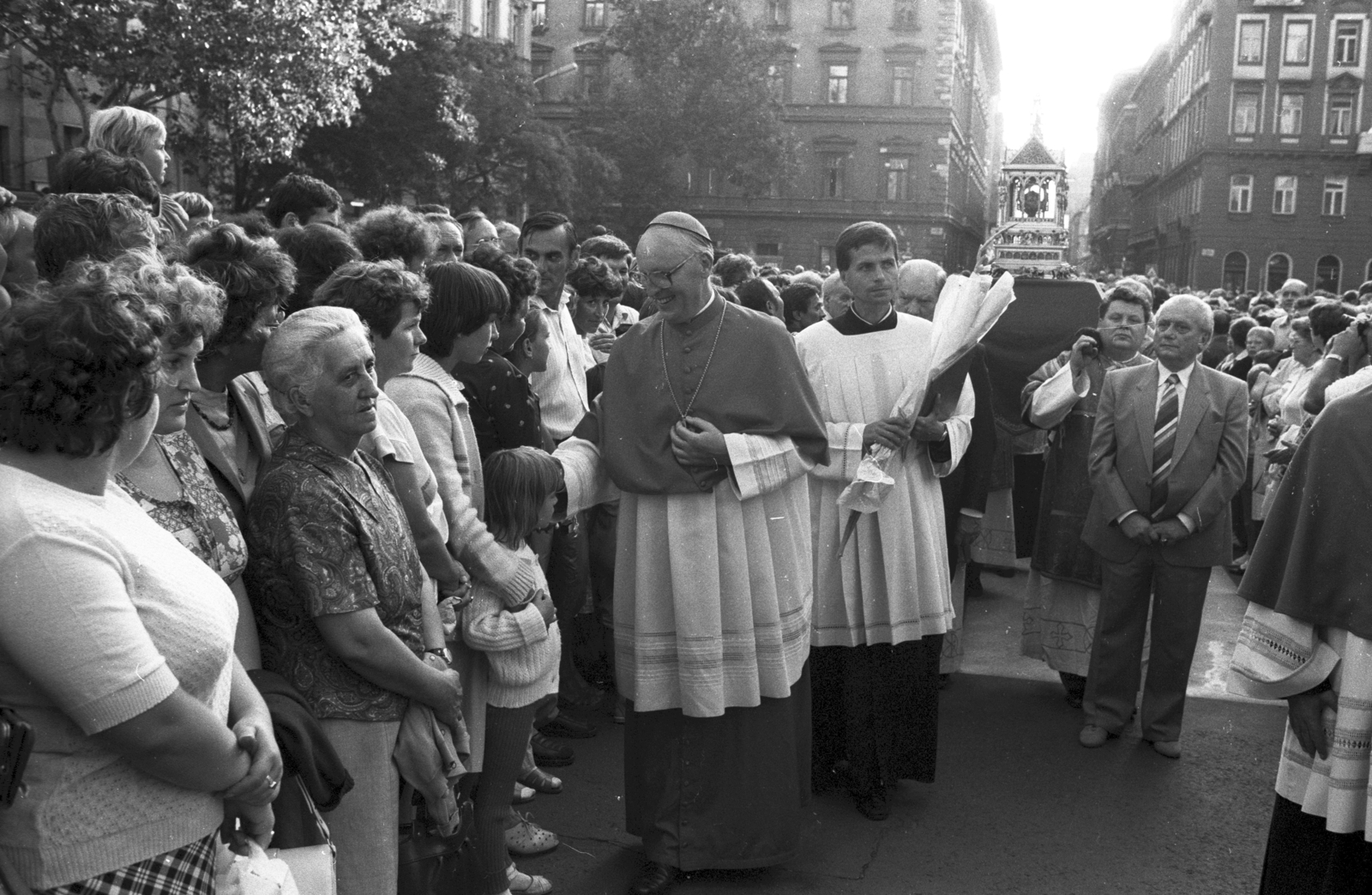 Magyarország, Budapest V., Szent István tér a Bazilika előtt. Szent Jobb körmenet a bazilika kupolájának megáldása alkalmával, 1985. augusztus 20-án. Szemben Friedrich Wetter bíboros müncheni érsek., 1985, Szalay Zoltán, Budapest, Fortepan #198239