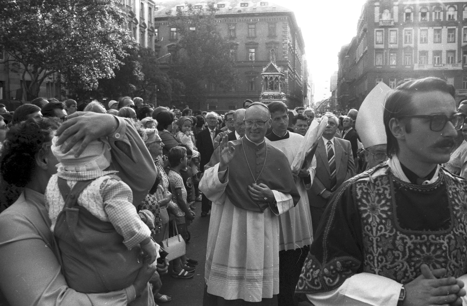 Hungary, Budapest V., Szent István tér a Bazilika előtt. Szent Jobb körmenet a bazilika kupolájának megáldása alkalmával, 1985. augusztus 20-án. Szemben Friedrich Wetter bíboros müncheni érsek., 1985, Szalay Zoltán, Budapest, Fortepan #198240