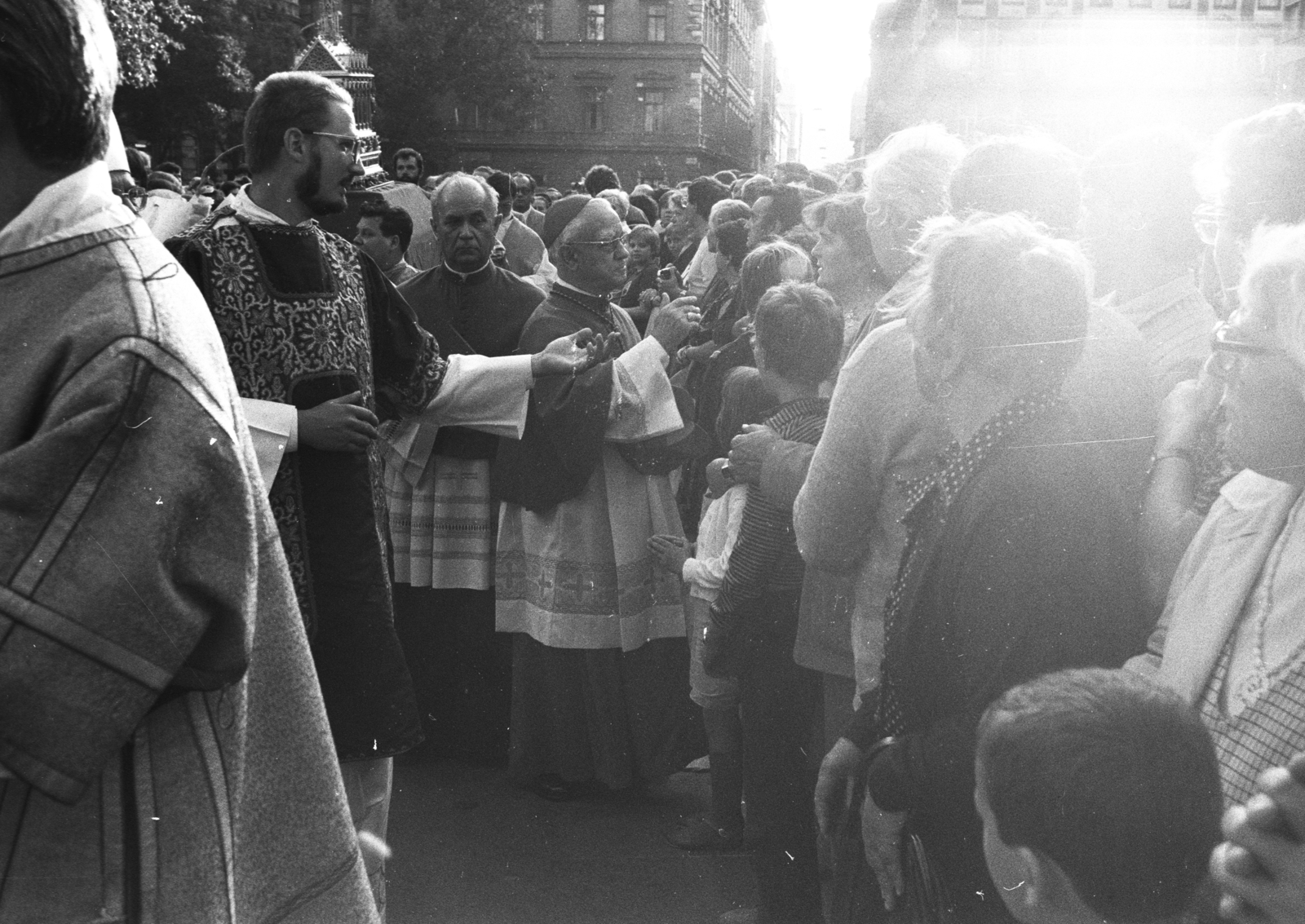 Magyarország, Budapest V., Szent István tér a Bazilika előtt. Szent Jobb körmenet a bazilika kupolájának megáldása alkalmával, 1985. augusztus 20-án., 1985, Szalay Zoltán, Budapest, Fortepan #198241