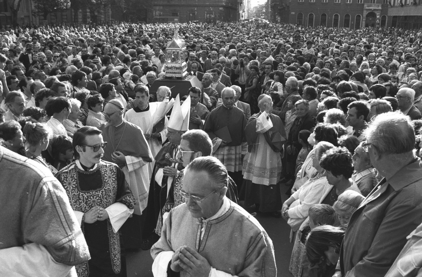 Magyarország, Budapest V., Szent István tér a Bazilika előtt, háttérben a Zrinyi utca. Szent Jobb körmenet a bazilika kupolájának megáldása alkalmával, 1985. augusztus 20-án., 1985, Szalay Zoltán, Budapest, Fortepan #198242