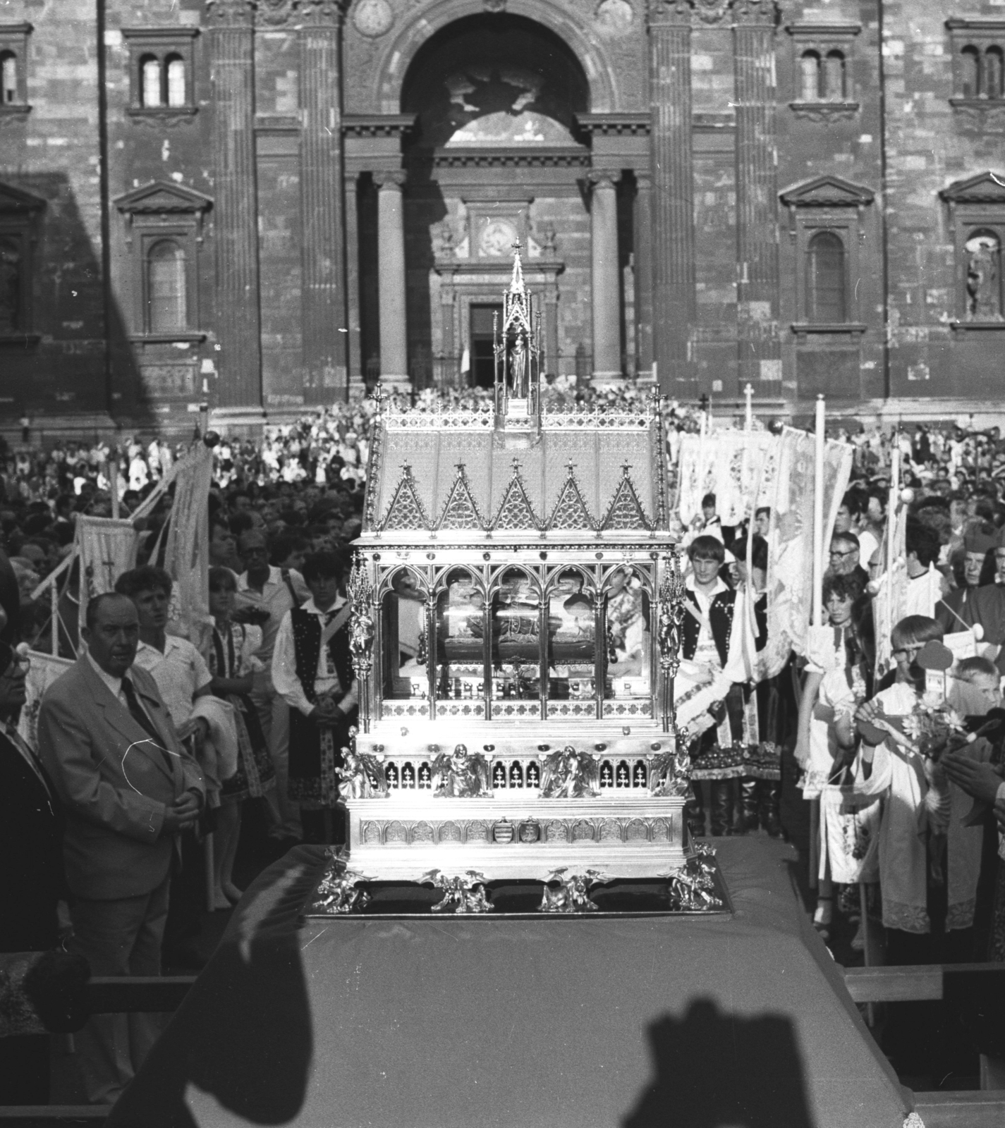 Hungary, Budapest V., Szent István tér a Bazilika előtt. Az ereklyetartóban a Szent Jobb a bazilika kupolájának megáldása alkalmával, 1985. augusztus 20-án., 1985, Szalay Zoltán, Budapest, Fortepan #198244