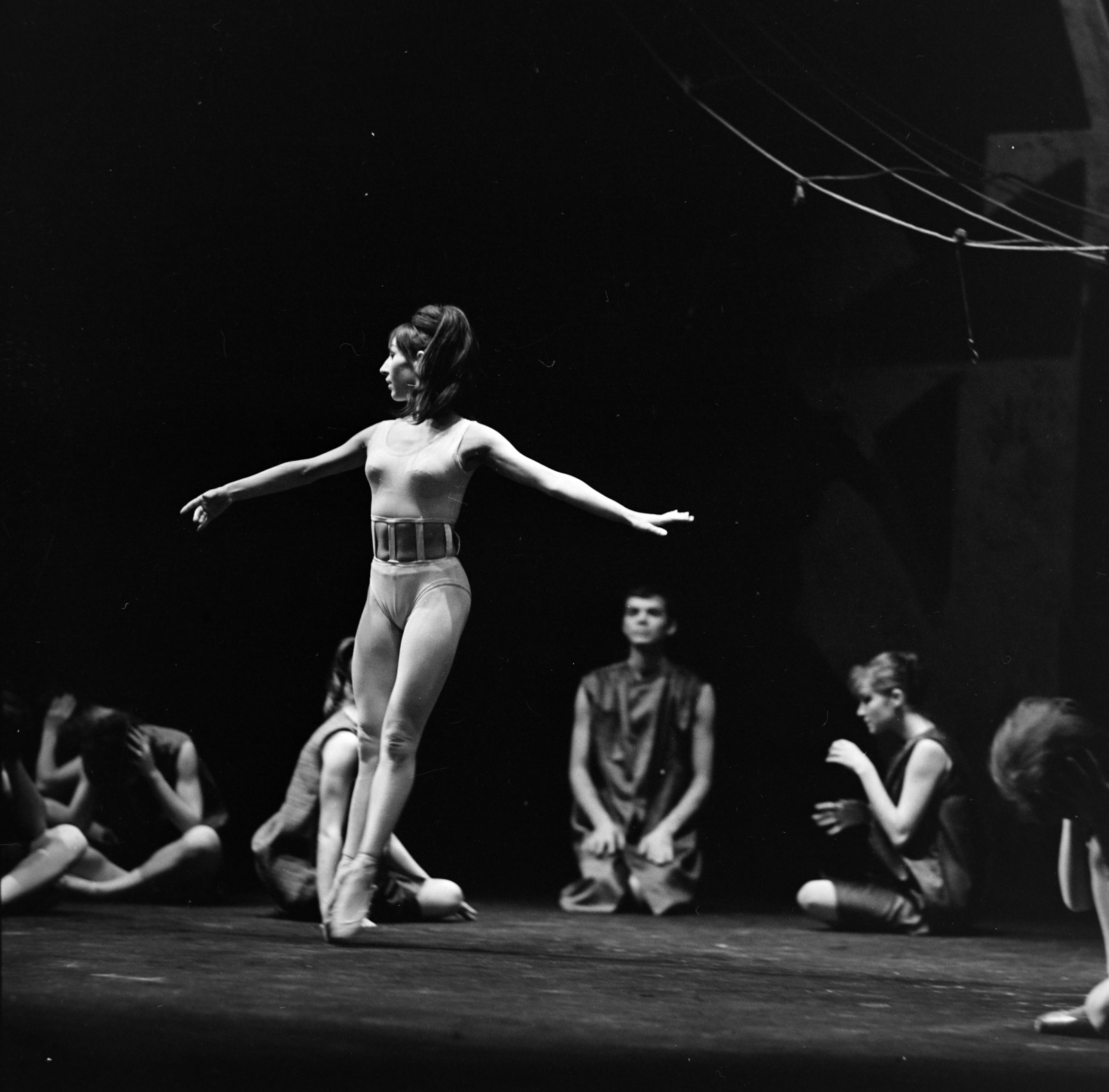 Hungary, Pécs, Színház tér, Pécsi Nemzeti Színház. Eszmélés című balett (Lendvay Kamilló zenéjére) a Pécsi Balett előadásában., 1965, Szalay Zoltán, theater, ballet, dance, ballerina, Fortepan #198276