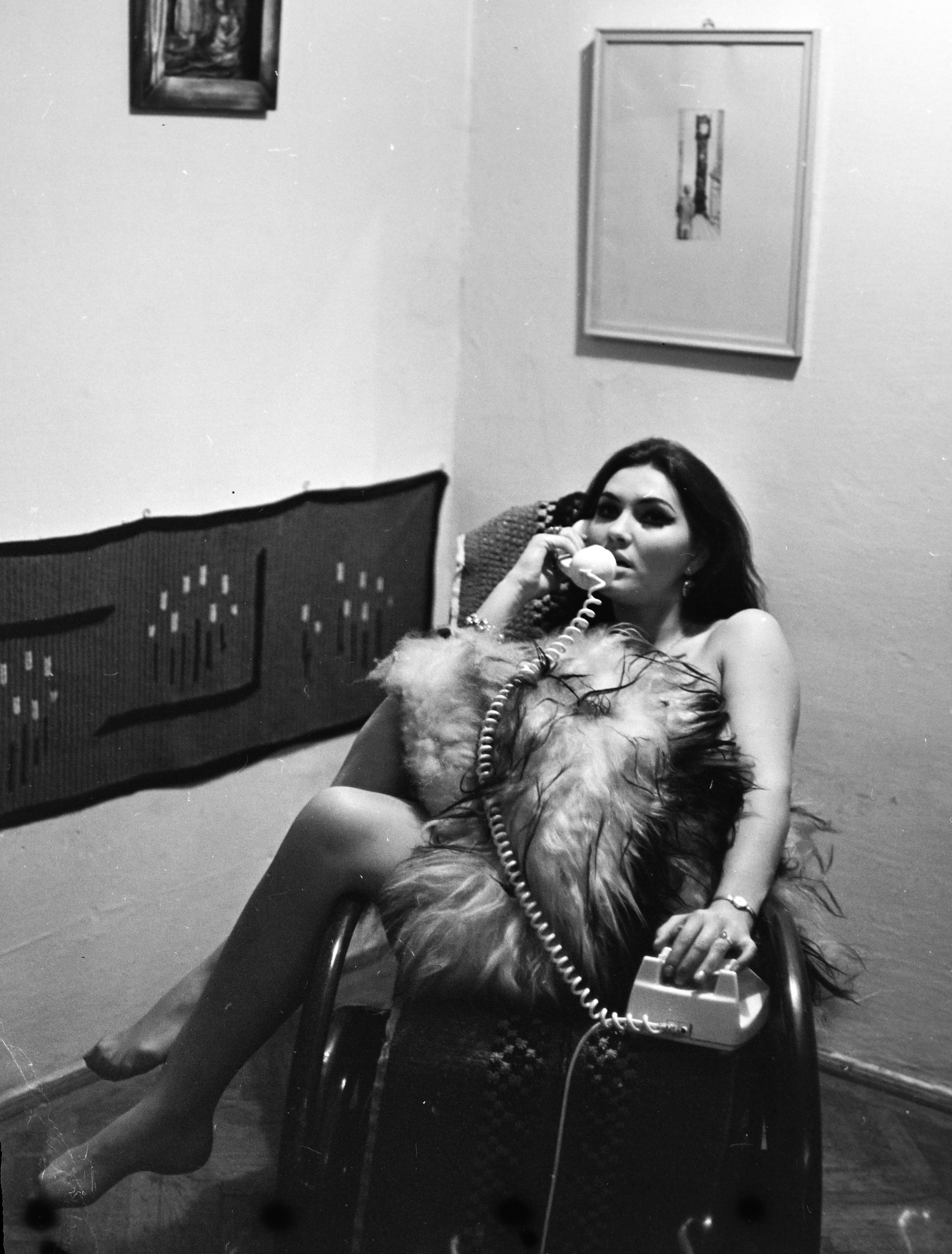Hungary, Pécsi Ildikó színművésznő., 1969, Szalay Zoltán, erotica, painting, telephone, tapestry, Fortepan #198310
