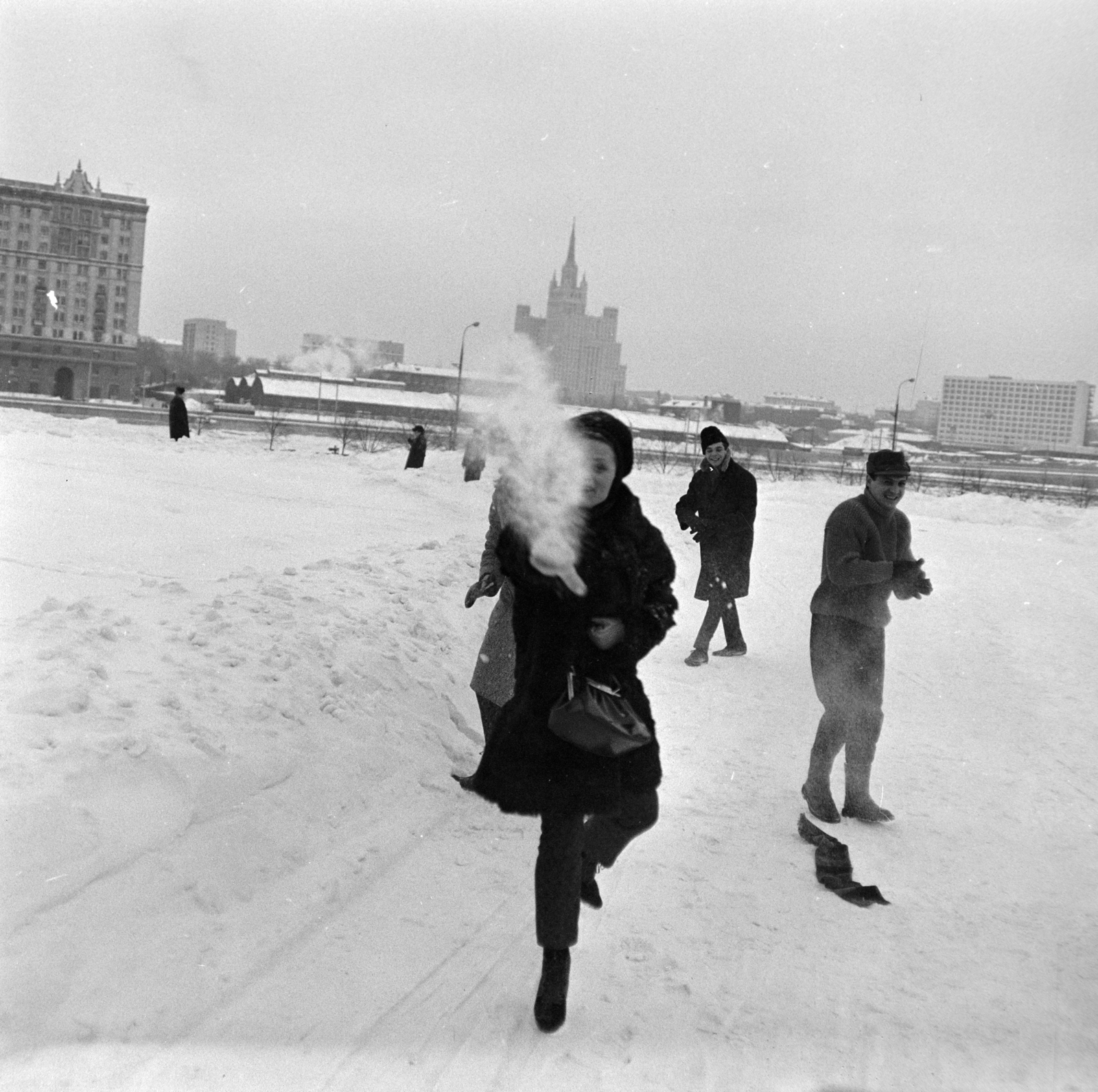 Russia, Moscow, látkép az Ukrajna (Radisson) szállótól a Moszkva folyó felé. Háttérben a Kudrinszkaja (Felkelés) téri toronyépület, a "Pilóták háza"., 1970, Szalay Zoltán, Soviet Union, Fortepan #198316