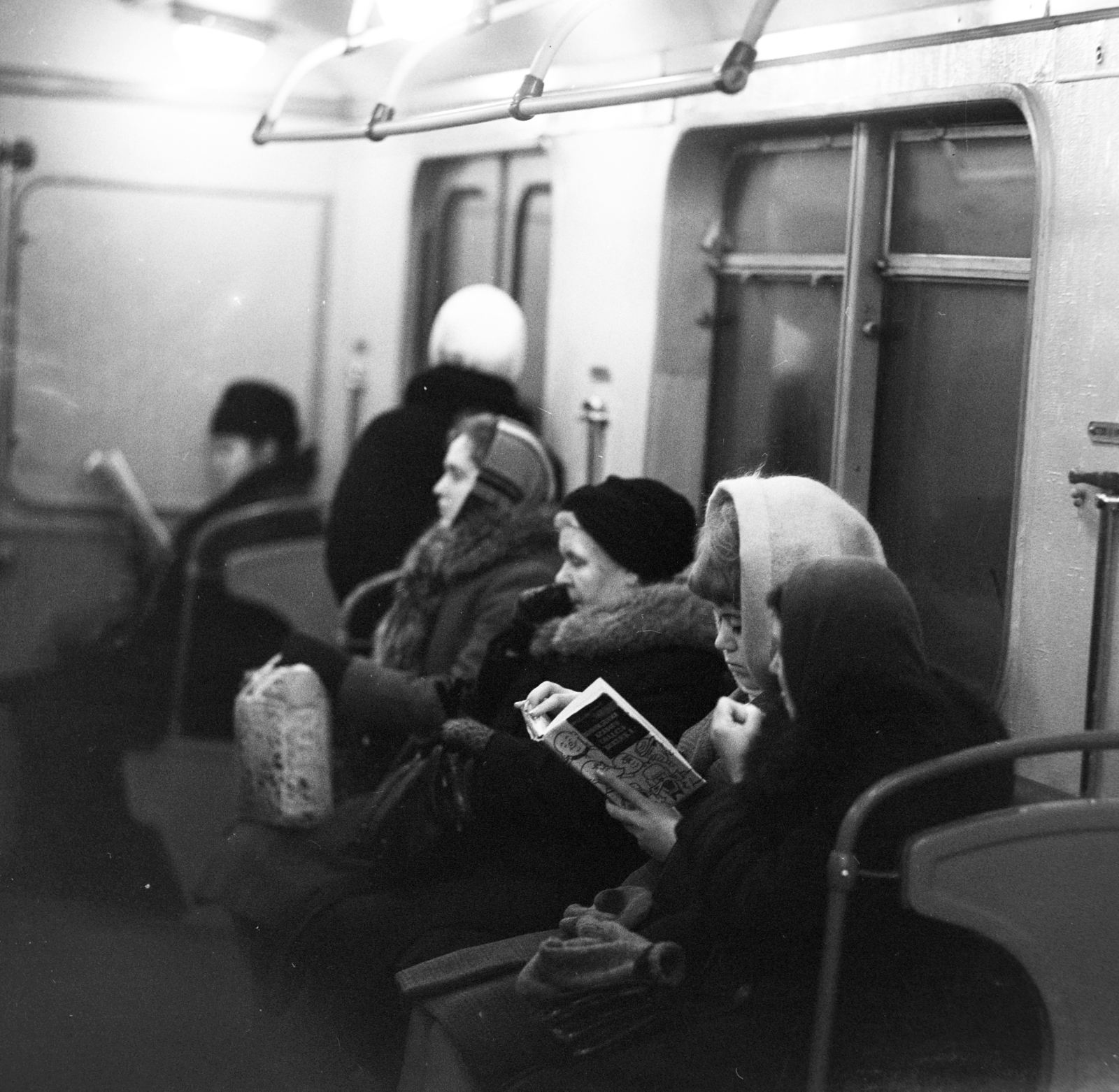 Russia, Moscow, 1970, Szalay Zoltán, Soviet Union, reading, winter coat, subway, Best of, Fortepan #198329